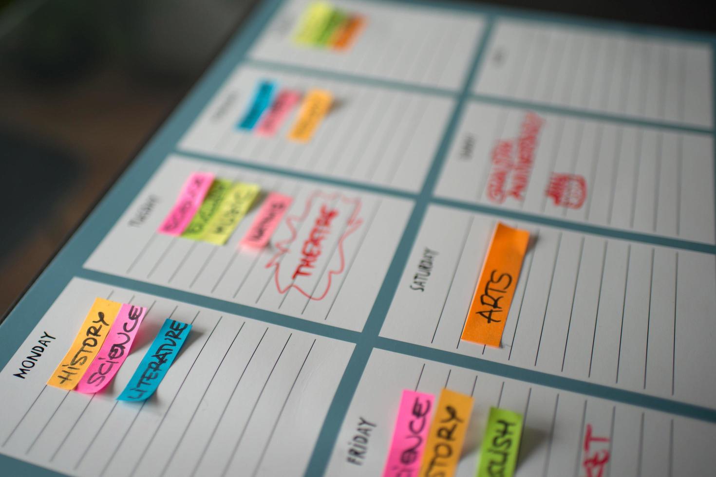 horaire hebdomadaire coloré pour les cours universitaires avec des messages colorés photo