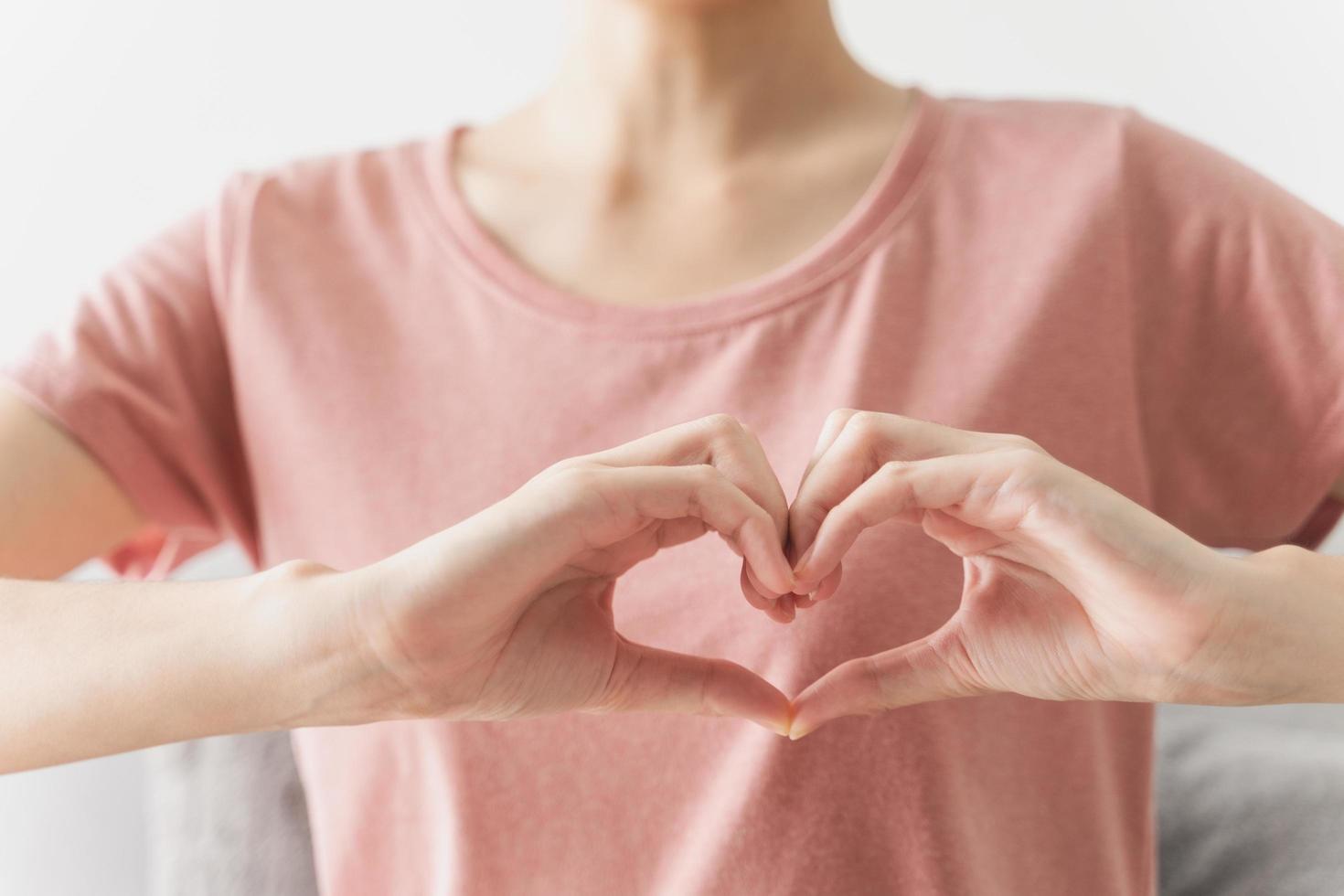 femme faisant des mains en forme de coeur, amour, assurance maladie cardiaque photo