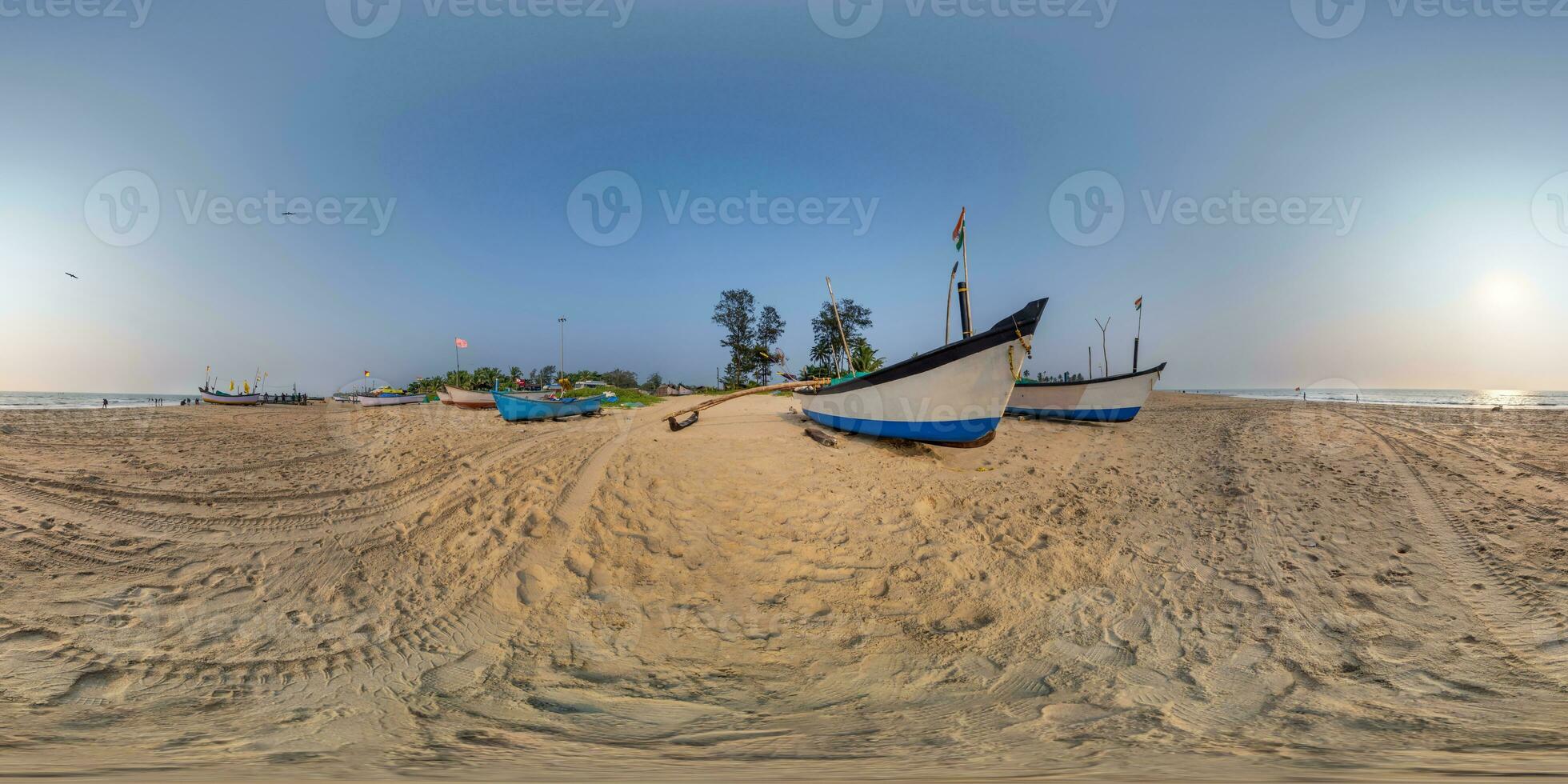 360 hdri panorama près vieux pêche bateaux dans le sable sur océan ou mer à le coucher du soleil dans équirectangulaire sphérique sans couture projection photo