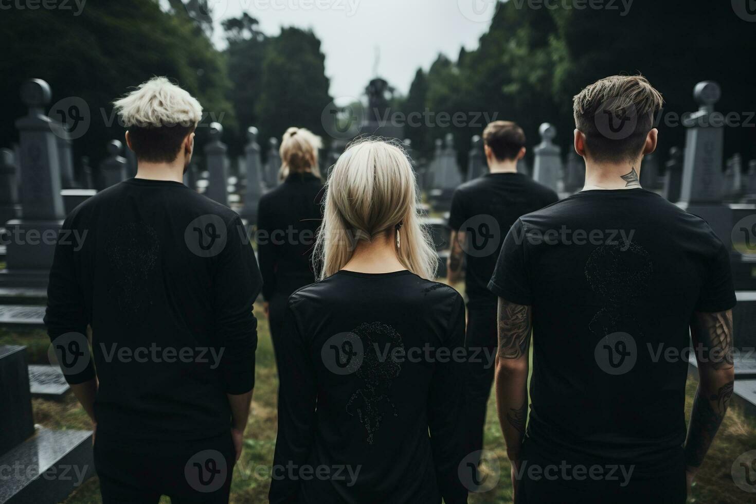 une groupe de Jeune gens dans une cimetière à la recherche à le pierres tombales ai généré photo