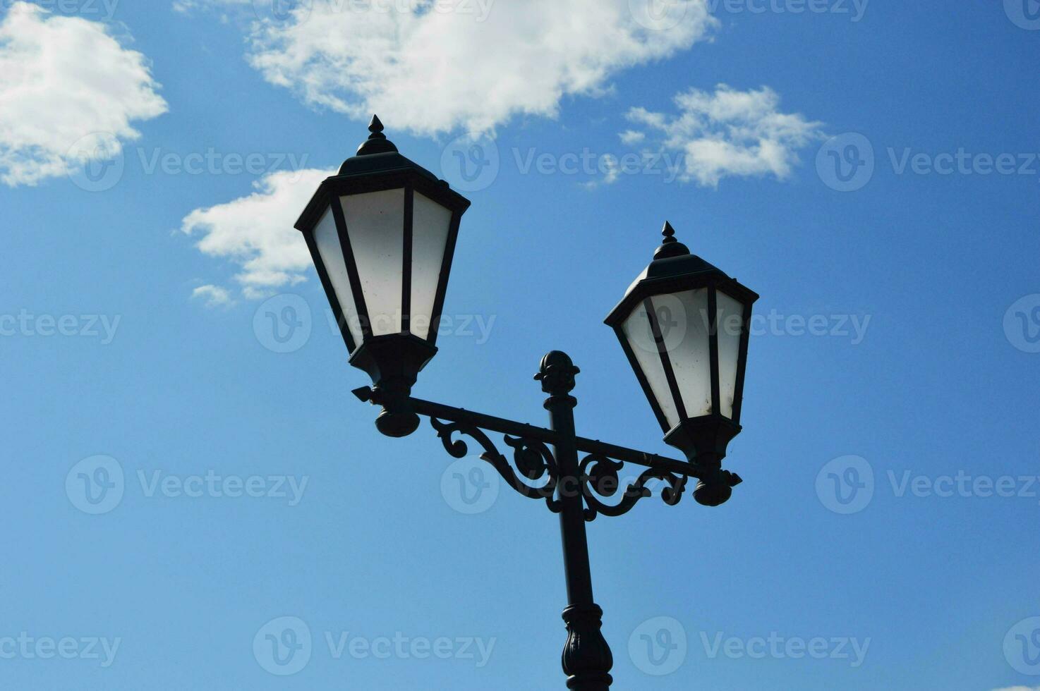 noir rue verre lanternes contre une bleu ciel. ville éclairage. photo