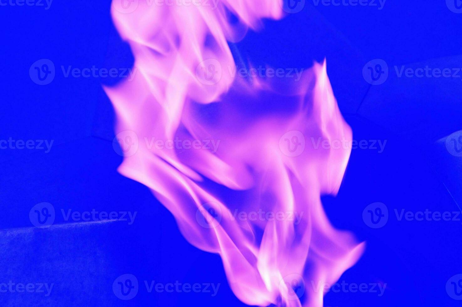 violet flammes, abstrait tourbillonne de lilas fumée sur une bleu Contexte. photo