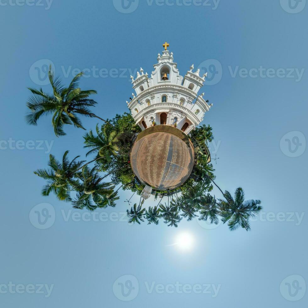 le Portugal catholique église dans jungle parmi paume des arbres dans Indien tropique village sur peu planète dans bleu ciel, transformation de sphérique 360 panorama. sphérique abstrait vue avec courbure de espace. photo