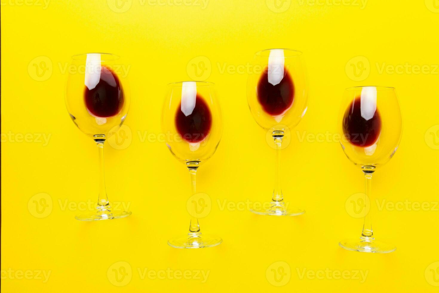 beaucoup des lunettes de rouge du vin à du vin dégustation. concept de rouge du vin sur coloré Contexte. Haut voir, plat allonger conception photo