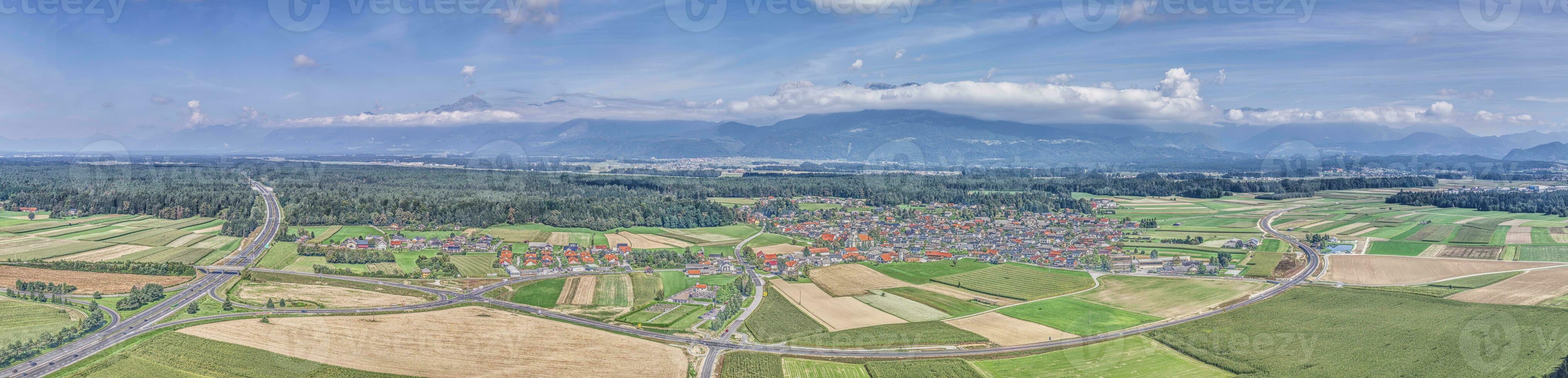 drone panorama plus de le slovène alpin collines de le ville de Kranj photo