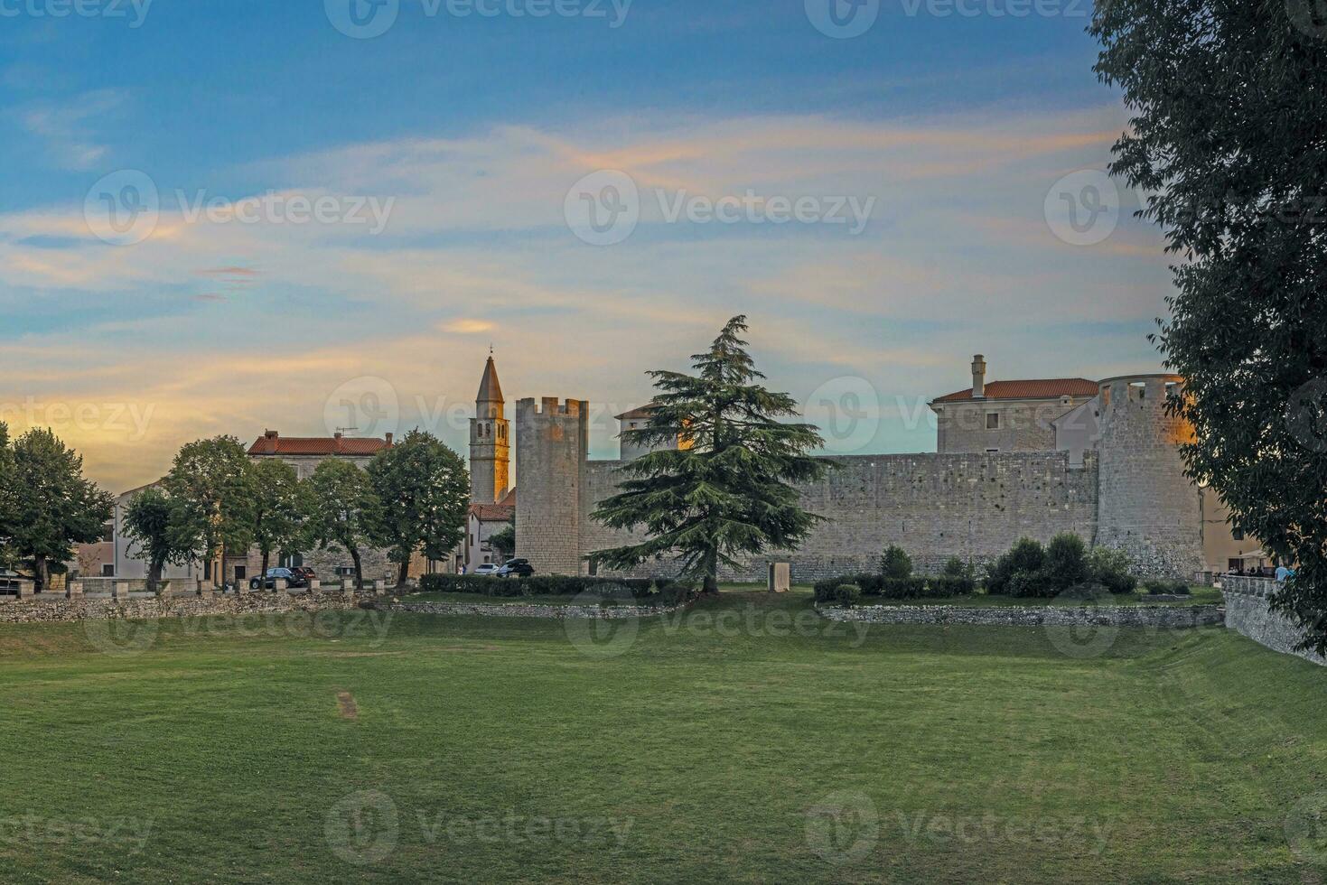 vue plus de le tournoi terrains dans de face de le médiéval Château de le istrien village de svetvincenat photo