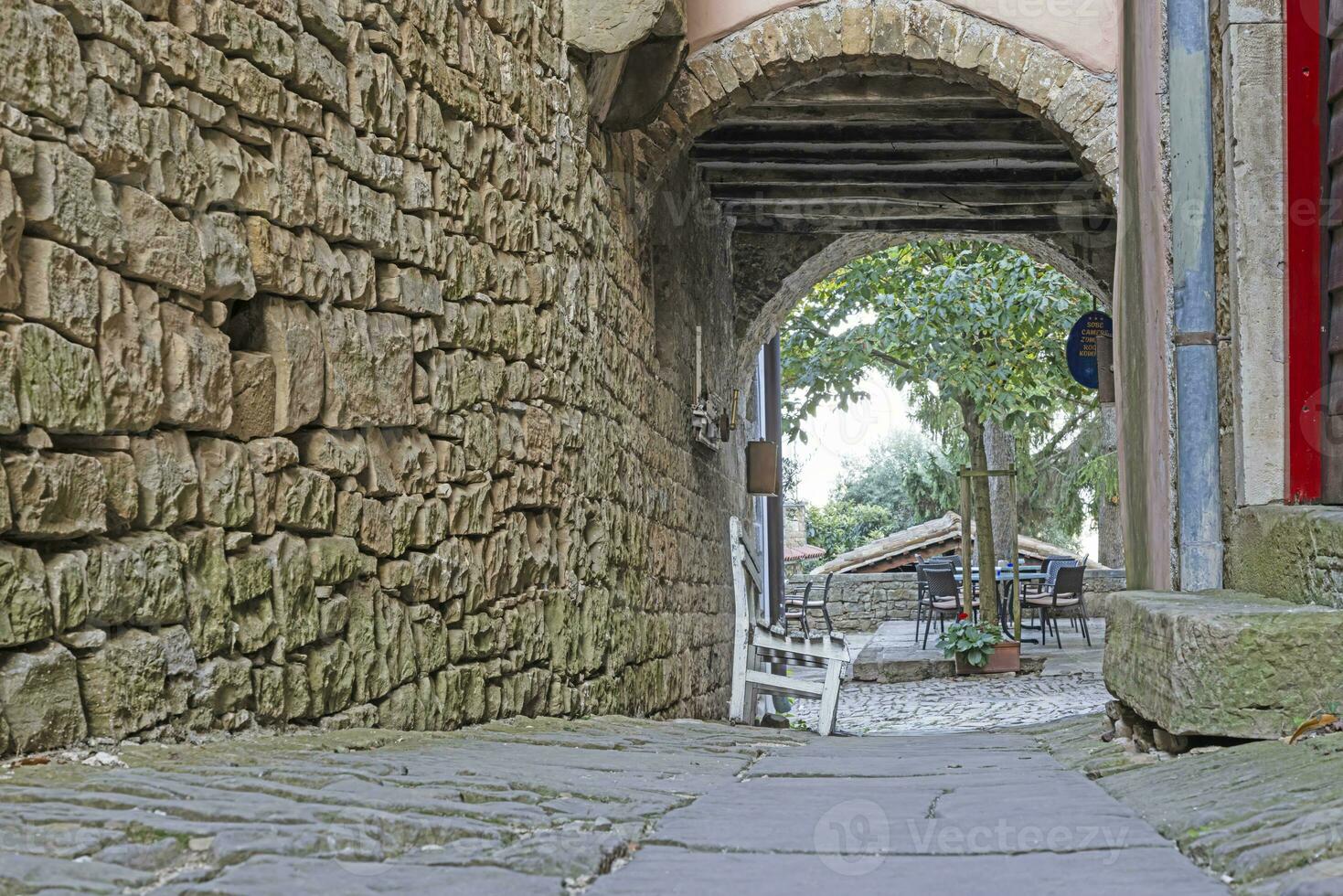 image de le ville de groznjan avec idyllique pavé des rues et bâtiments fabriqué de Naturel pierre photo