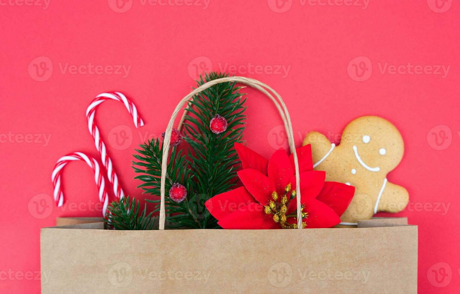 cadeaux des boites emballé dans papier, décoré avec babioles et ficelle.  éco Noël cadeau emballage 35151067 Photo de stock chez Vecteezy