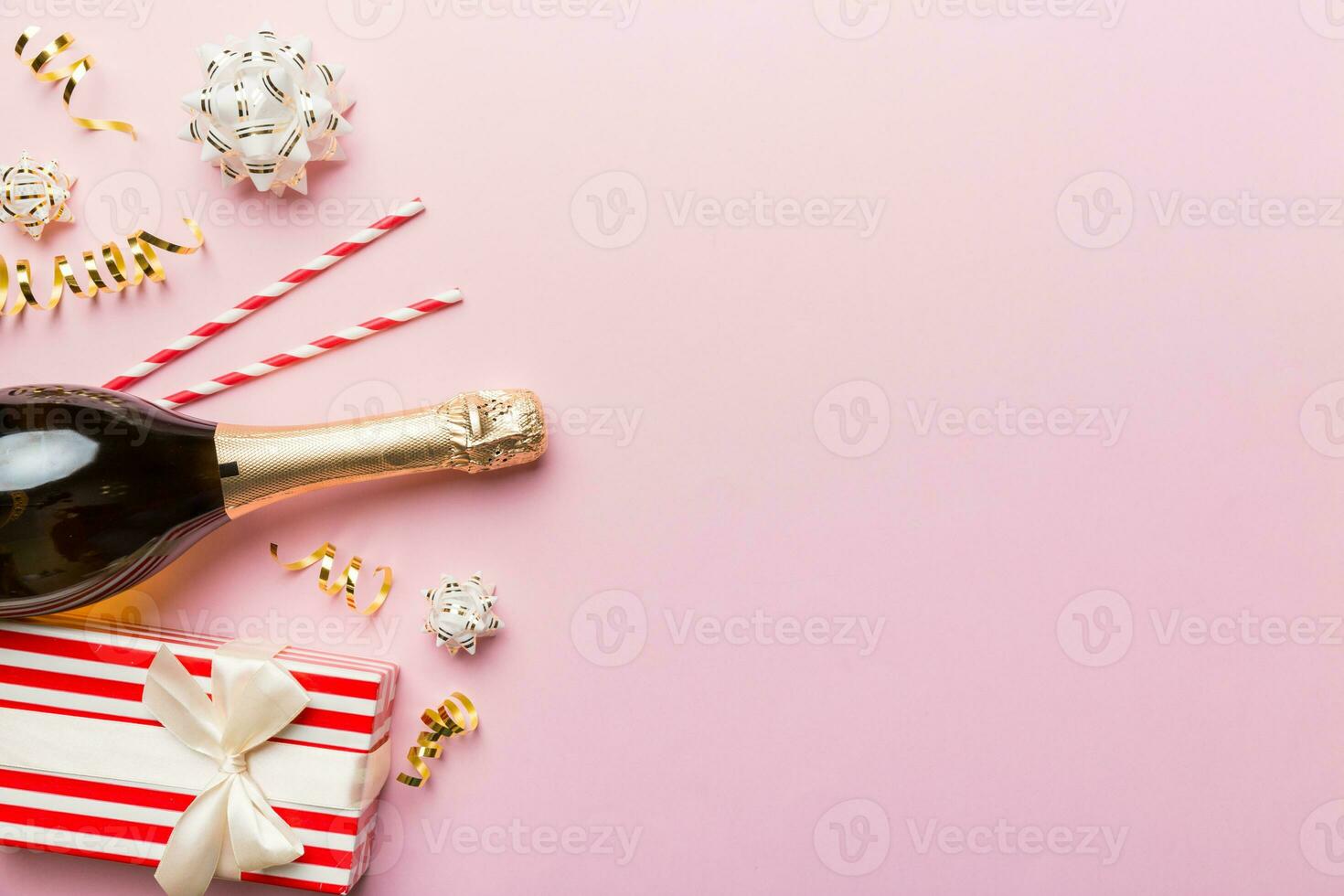 bouteille de Champagne avec coloré briller, confettis et cadeau boîte espace pour texte sur coloré arrière-plan, Haut voir. hilarant, Noël et anniversaire fête photo