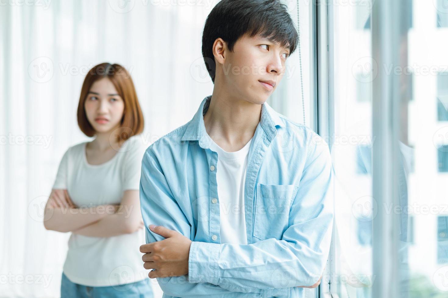 portrait d'un couple asiatique en conflit photo