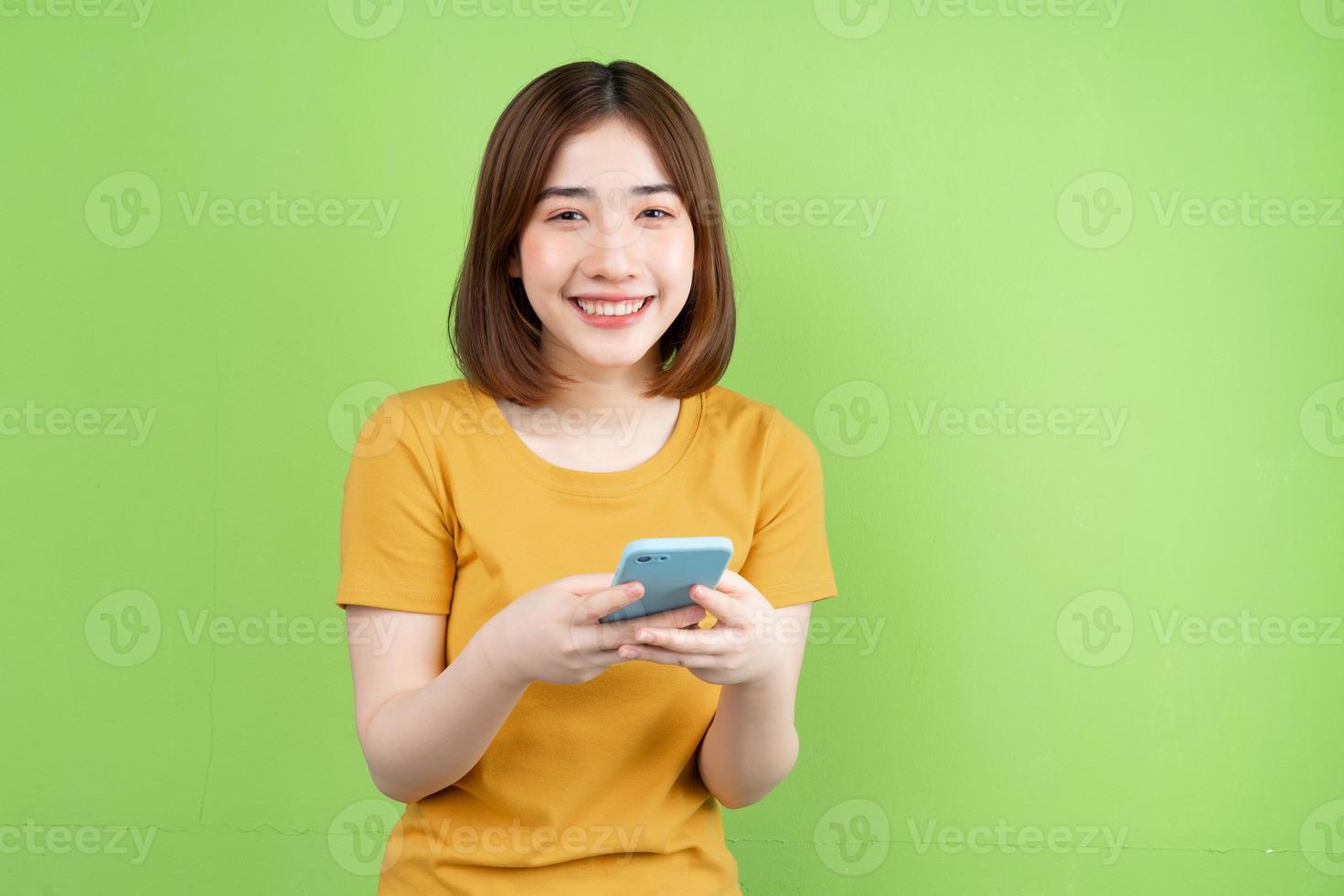 jeune fille asiatique posant sur fond vert photo