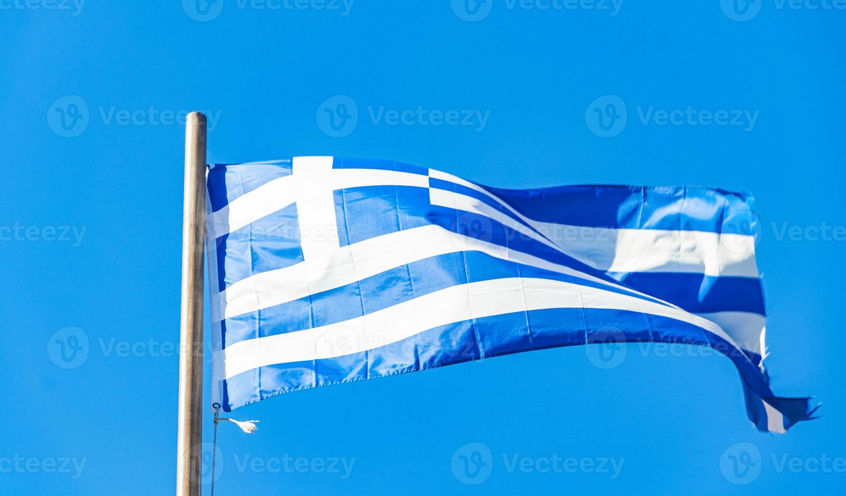 drapeau blanc bleu grec avec fond de ciel bleu rhodes grèce. photo