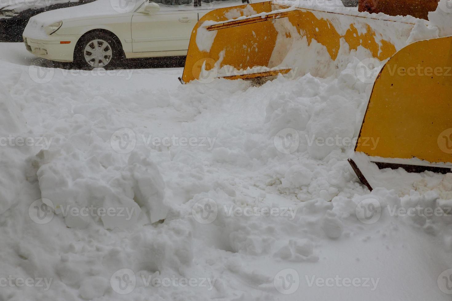 Le tracteur de déneigement ouvre la voie après de fortes chutes de neige. photo