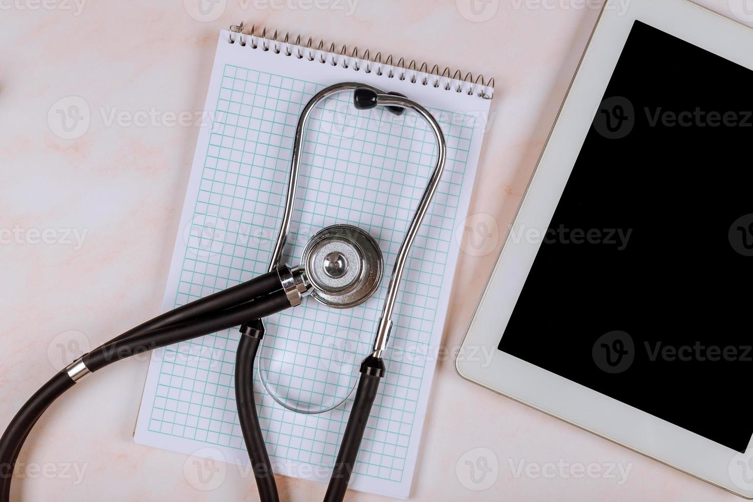 stéthoscope et une tablette numérique, équipement médical photo