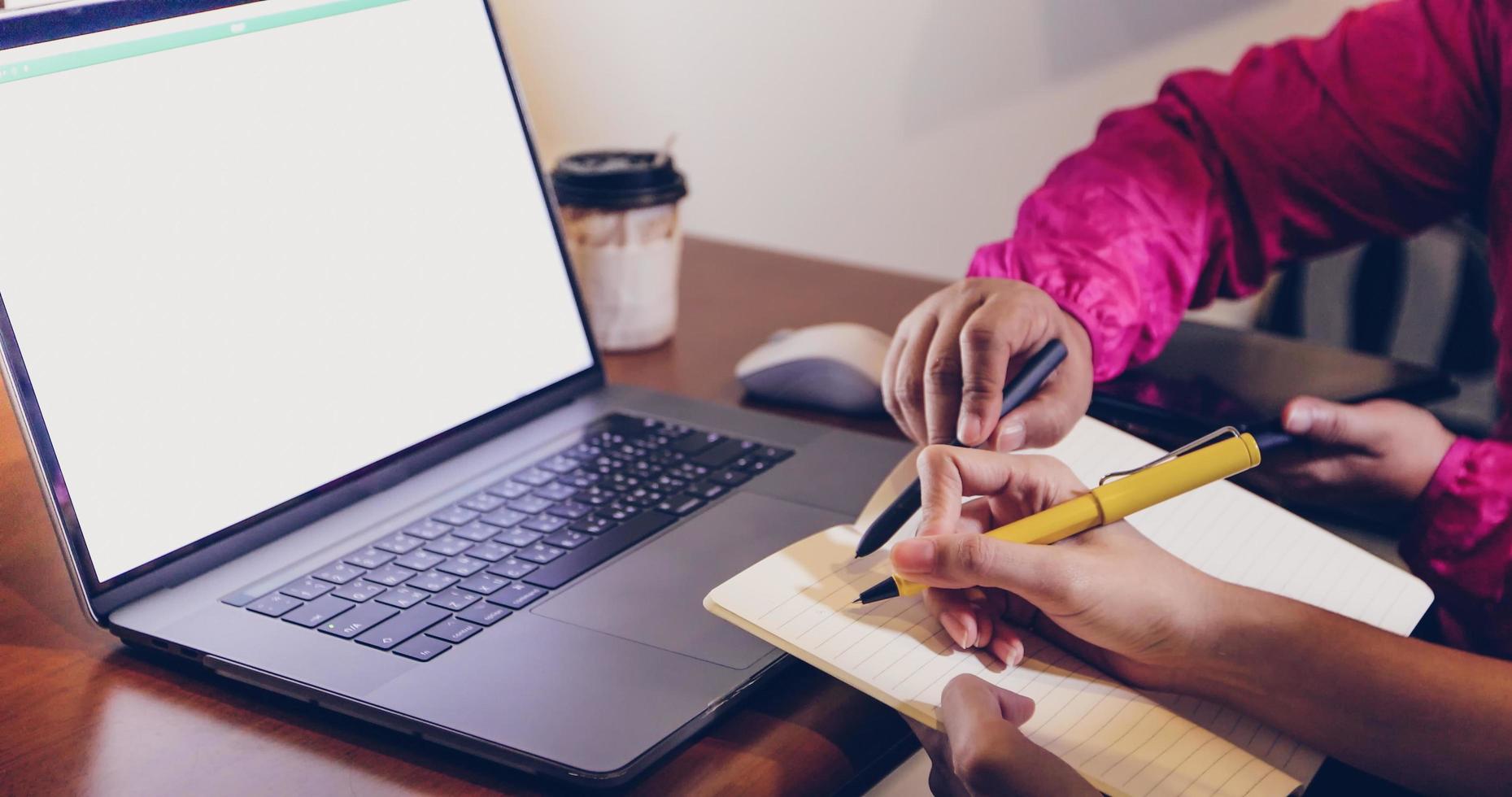 femmes d'affaires tenant des stylos et prenant des notes photo