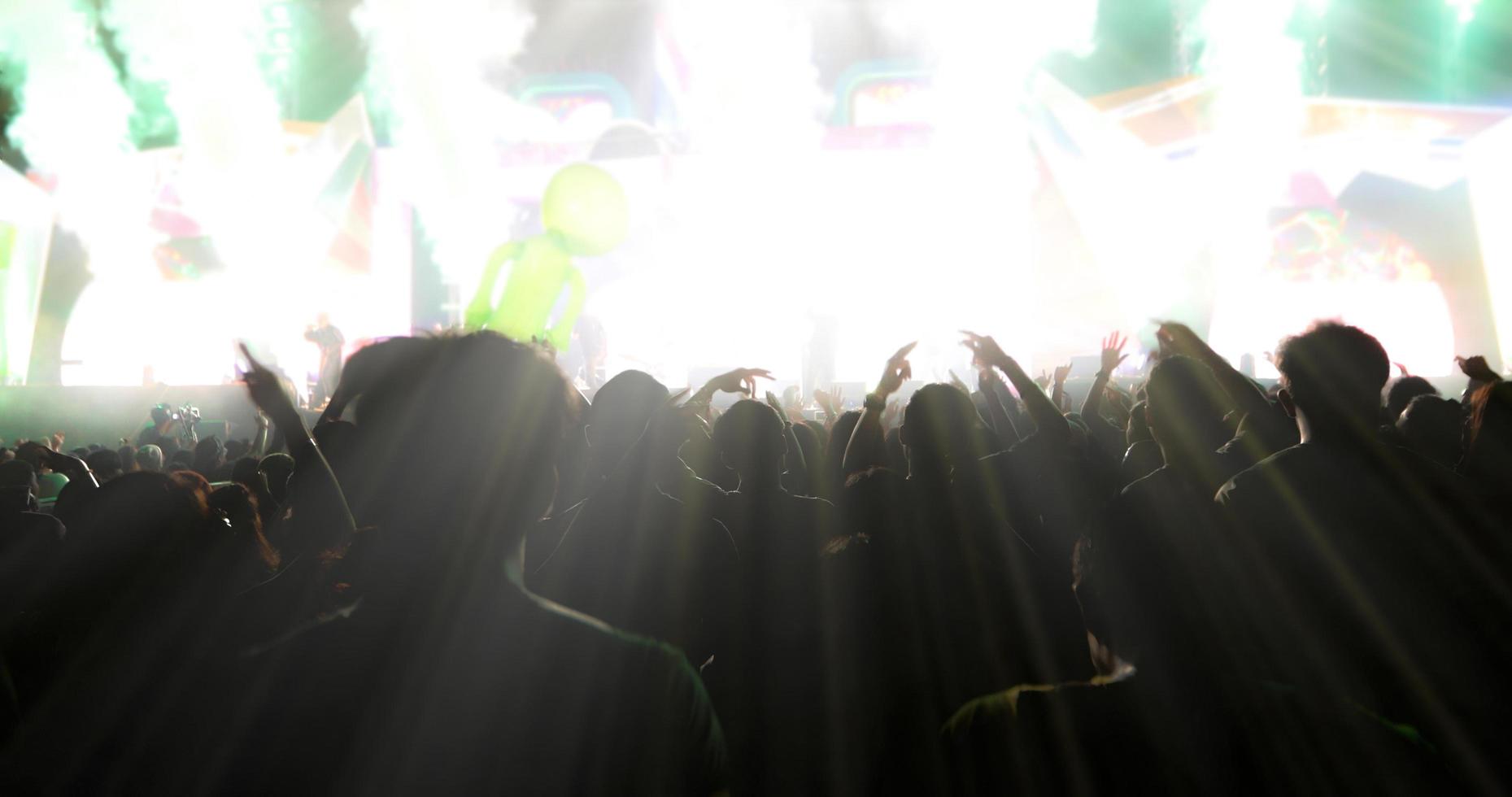 flou de silhouette d'une foule de concert photo