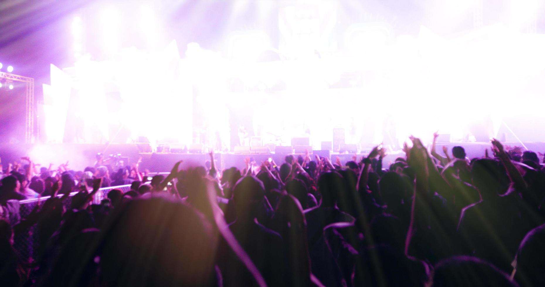 flou de silhouette d'une foule de concert photo