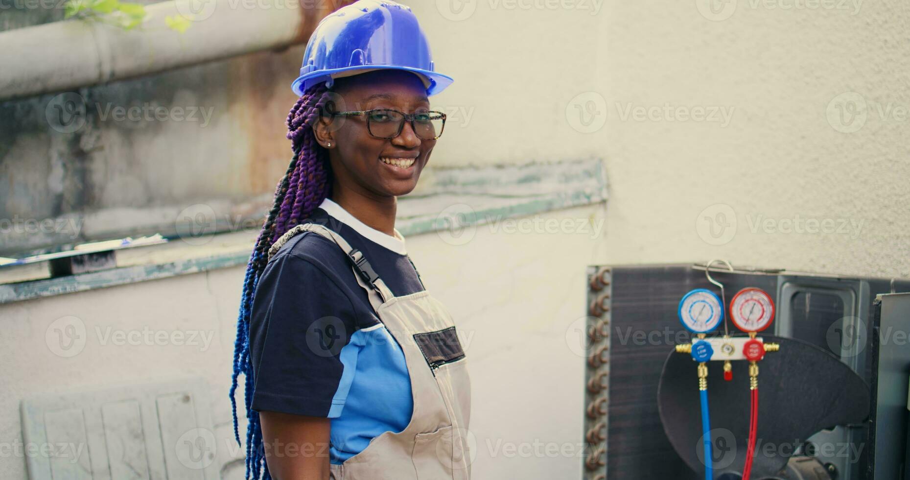 un électricien professionnel fixe des supports d'isolateur de vibration d' amortisseur en caoutchouc pour les climatiseurs afin de réduire le bruit à  basse fréquence causé par les vibrations 8899891 Photo de stock chez