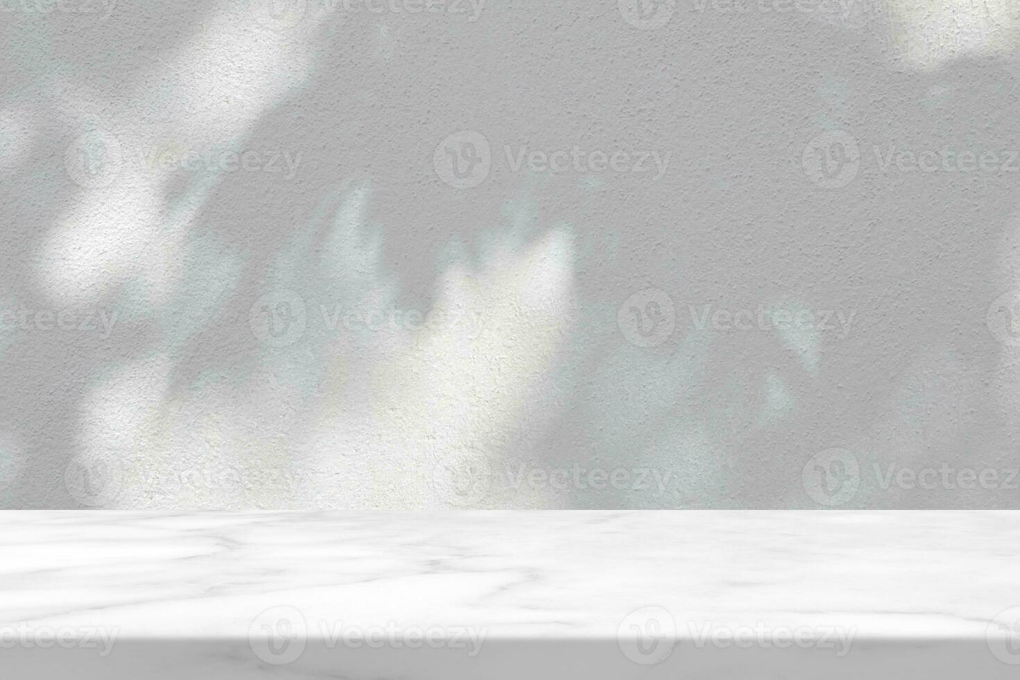 marbre table avec blanc stuc mur texture Contexte avec laisser ombre, adapté pour produit présentation toile de fond, afficher, et moquer en haut. photo