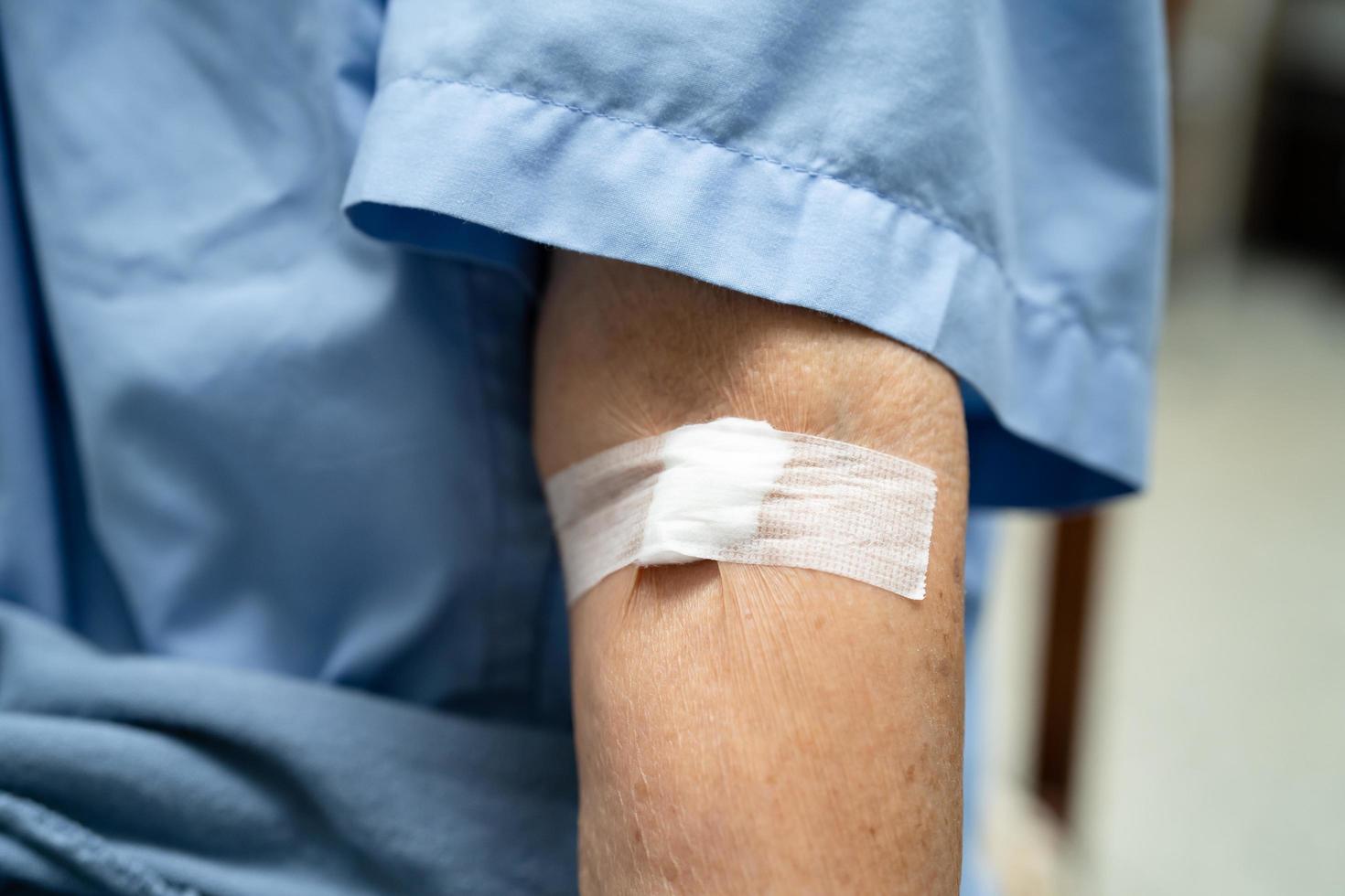 Une patiente asiatique âgée montre un coton pour arrêter de saigner du sang photo