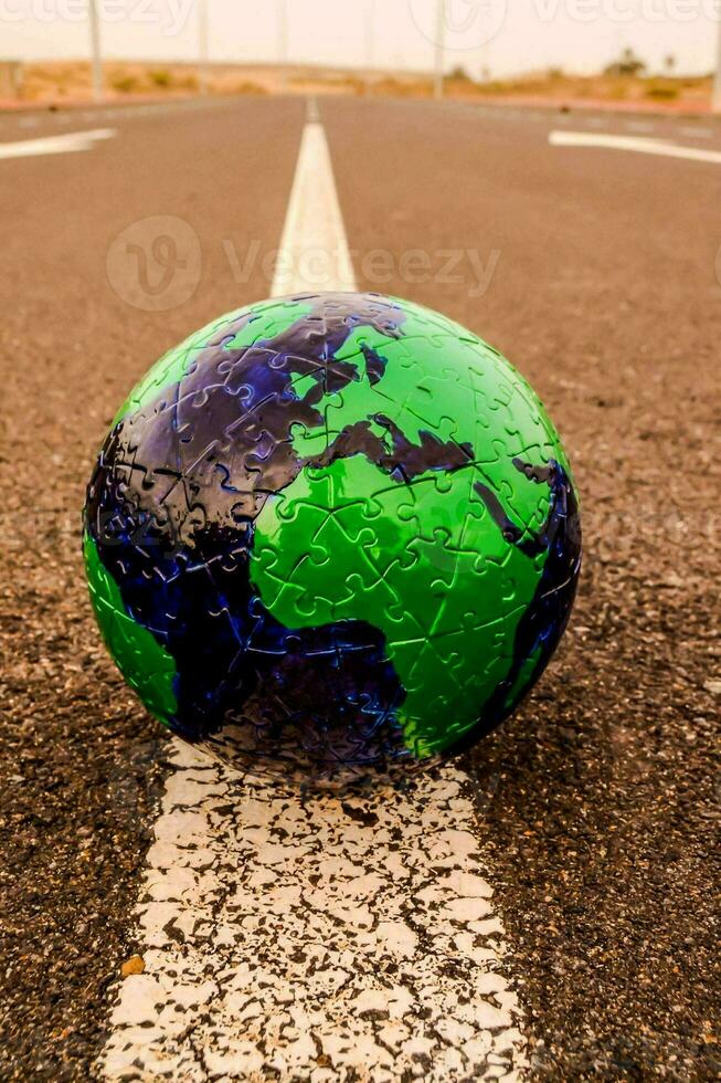 une puzzle globe sur le route photo