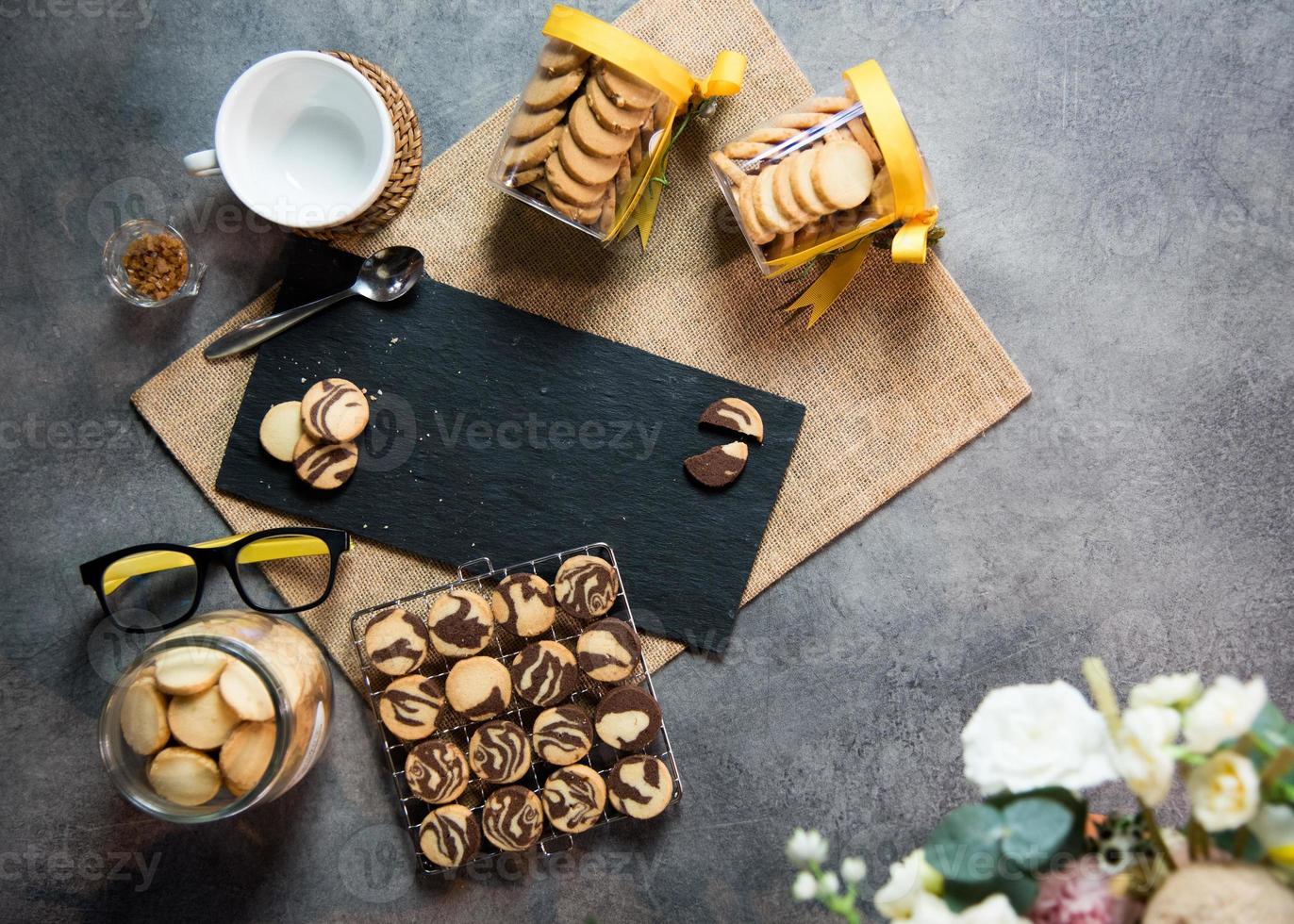 tasse à café vue de dessus avec biscuits et marbre noir photo