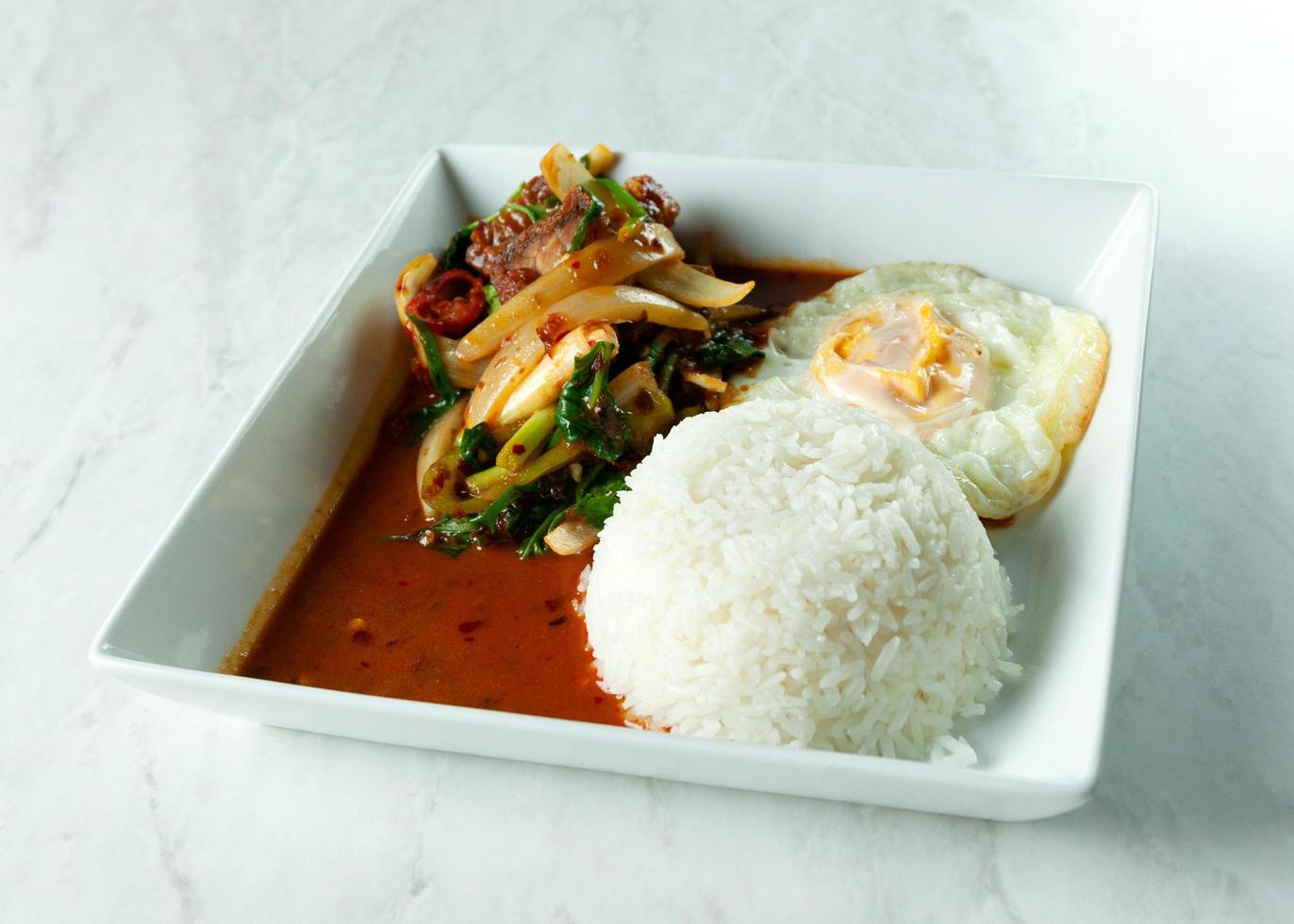 Porc croustillant sauté et pâte de piment avec du riz, cuisine thaïlandaise photo