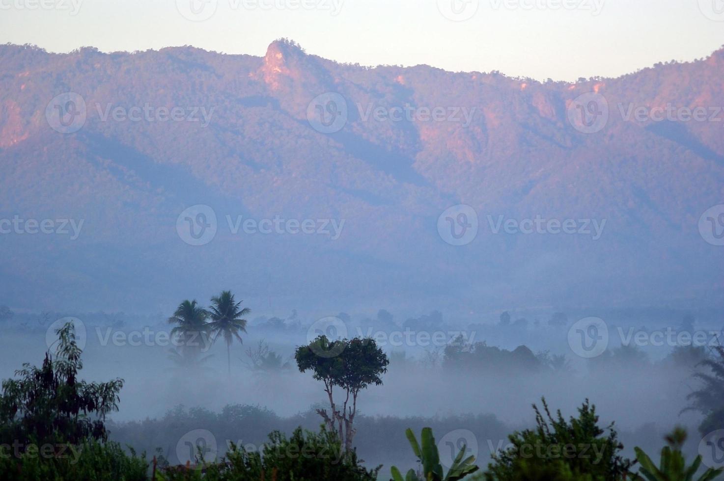 belle brume matinale et fond de vue sur la montagne photo