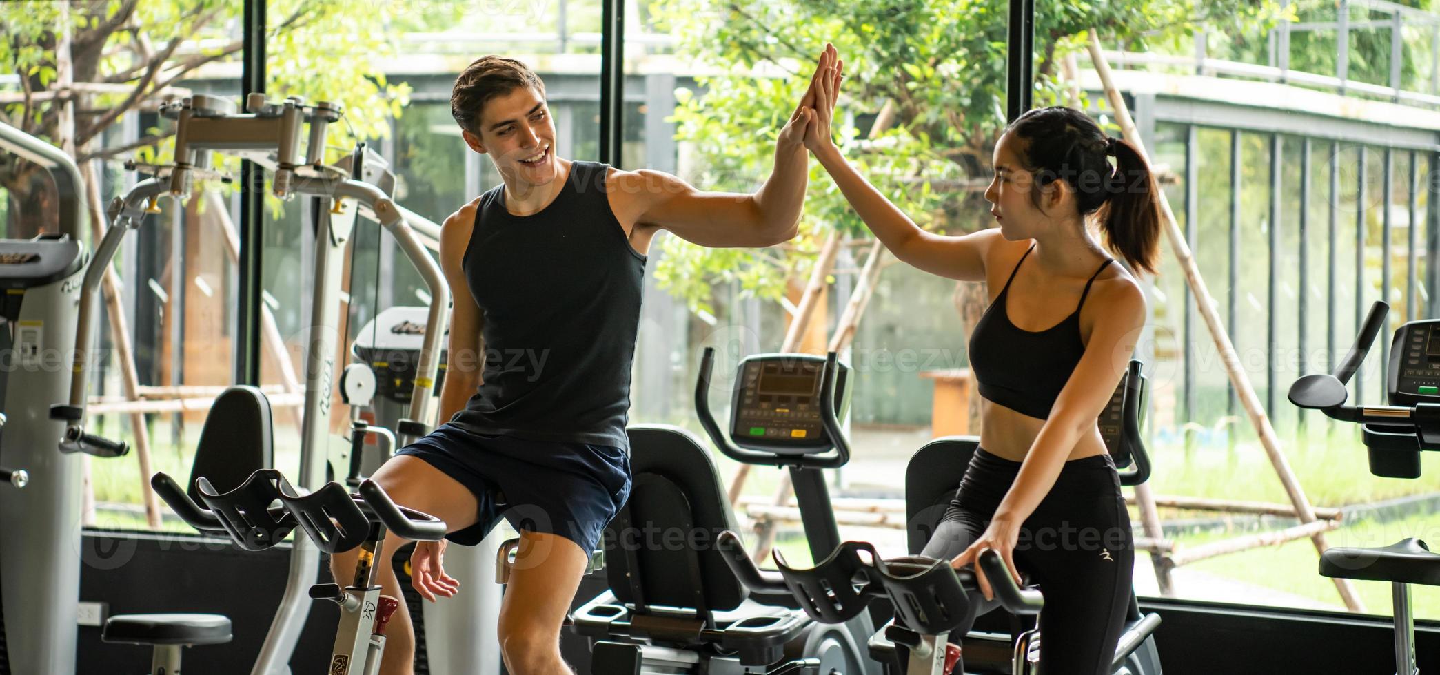 les jeunes couples s'entraînent au gymnase pour renforcer le corps photo