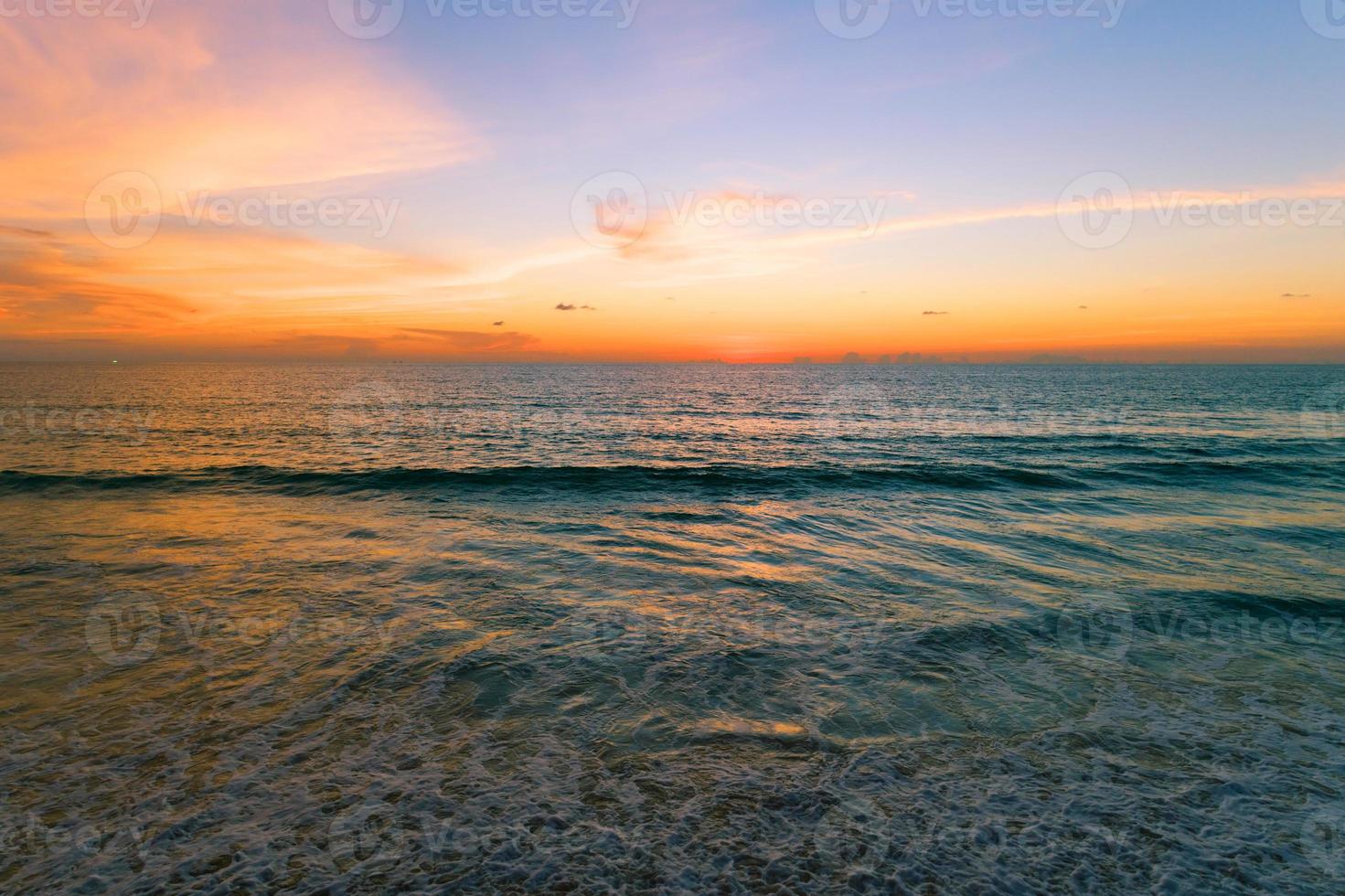 vue aérienne belle vue coucher de soleil sur la surface de la mer lumière coucher de soleil photo