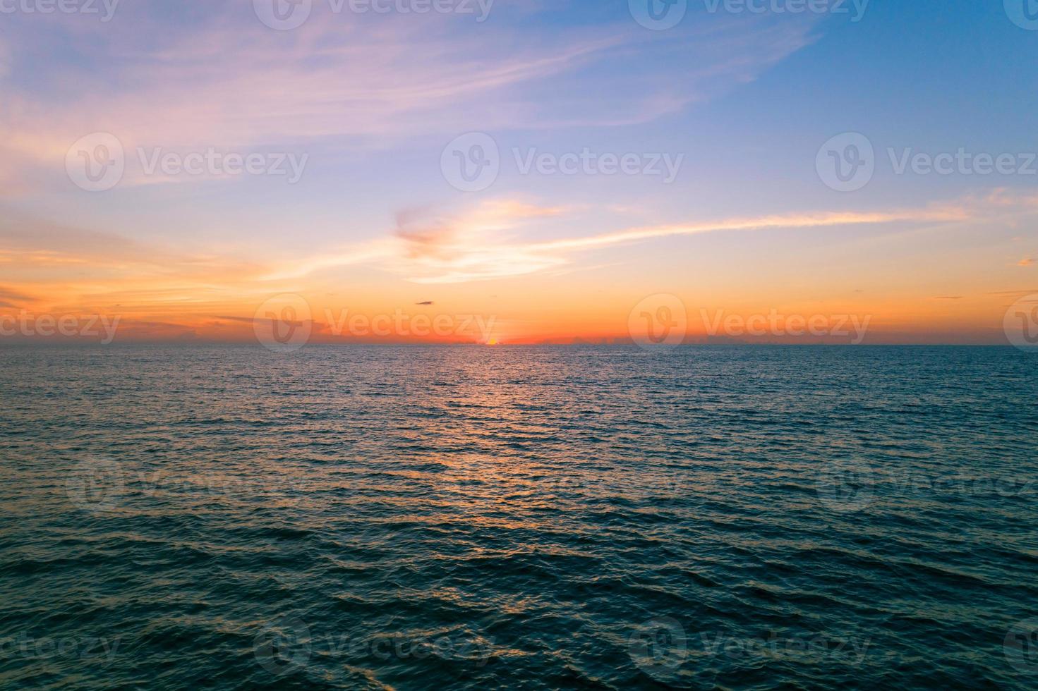 vue aérienne belle vue coucher de soleil sur mer photo