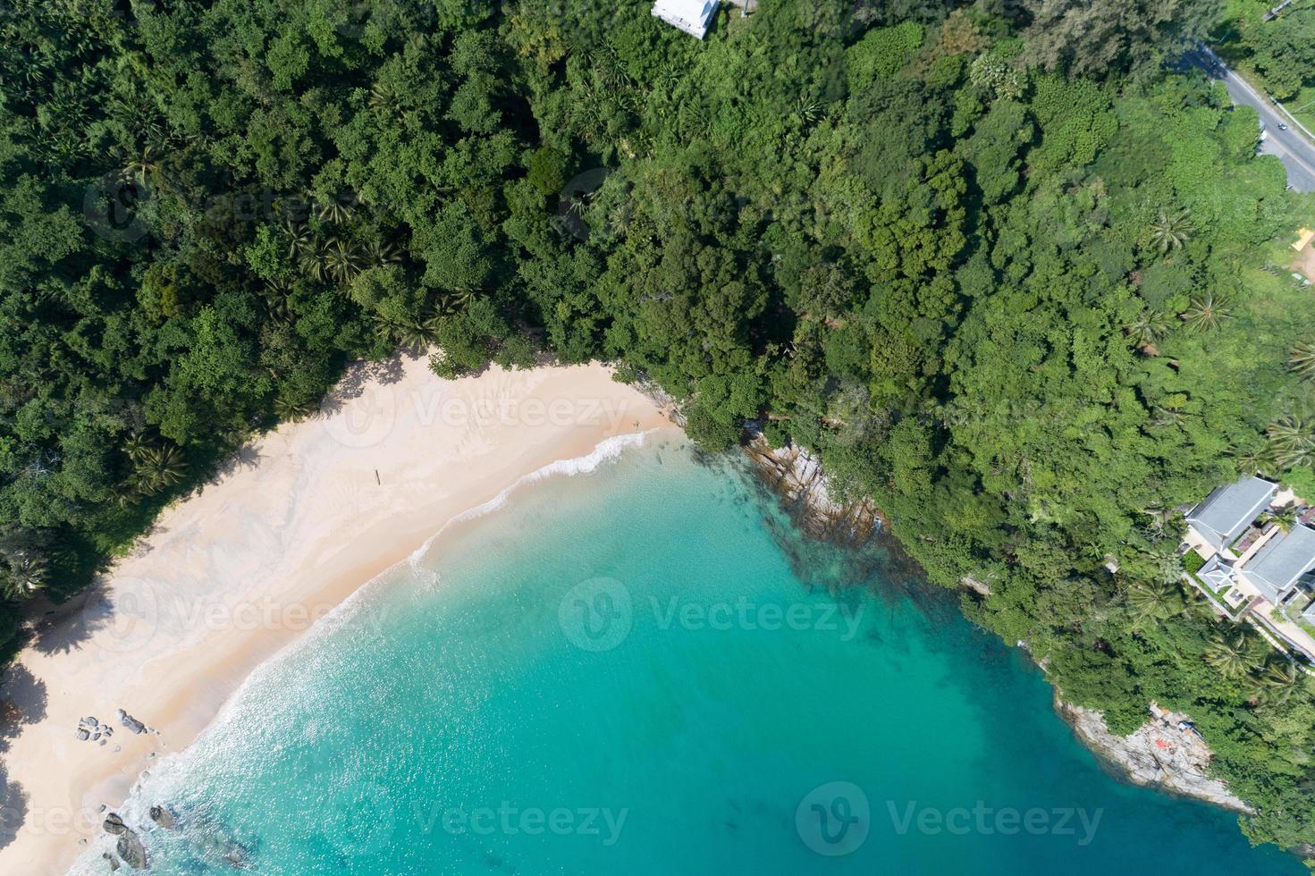 vue grand angle sur la mer tropicale photo