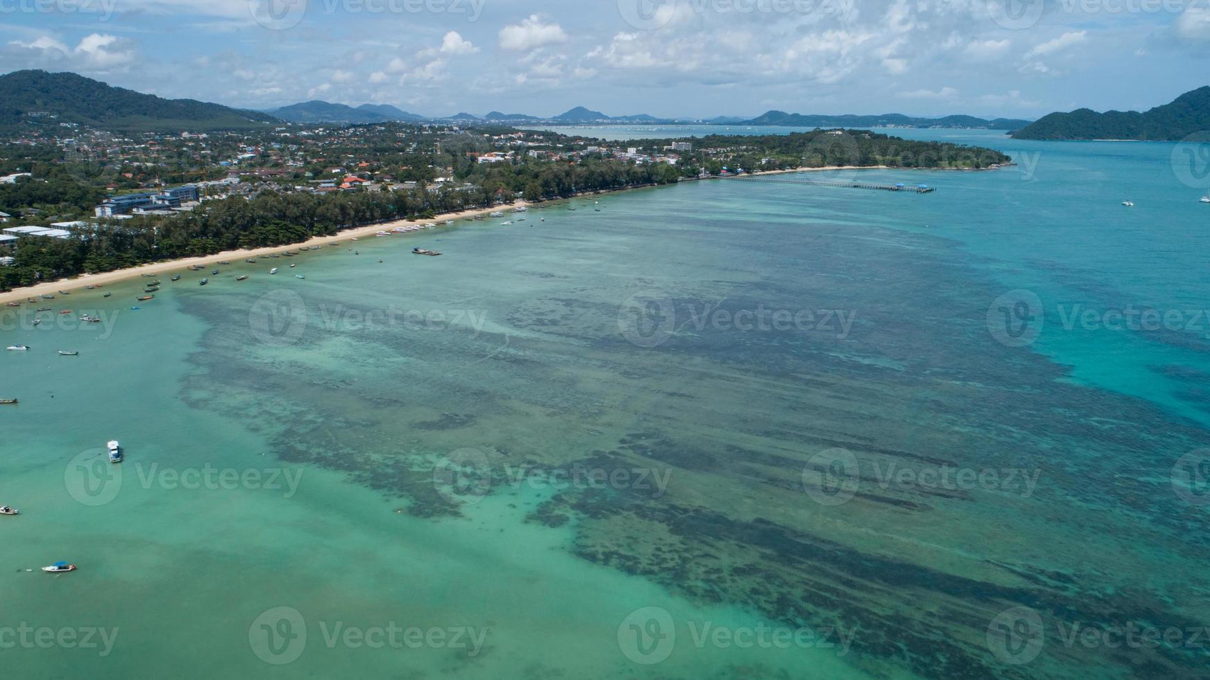 vue grand angle sur la mer tropicale photo