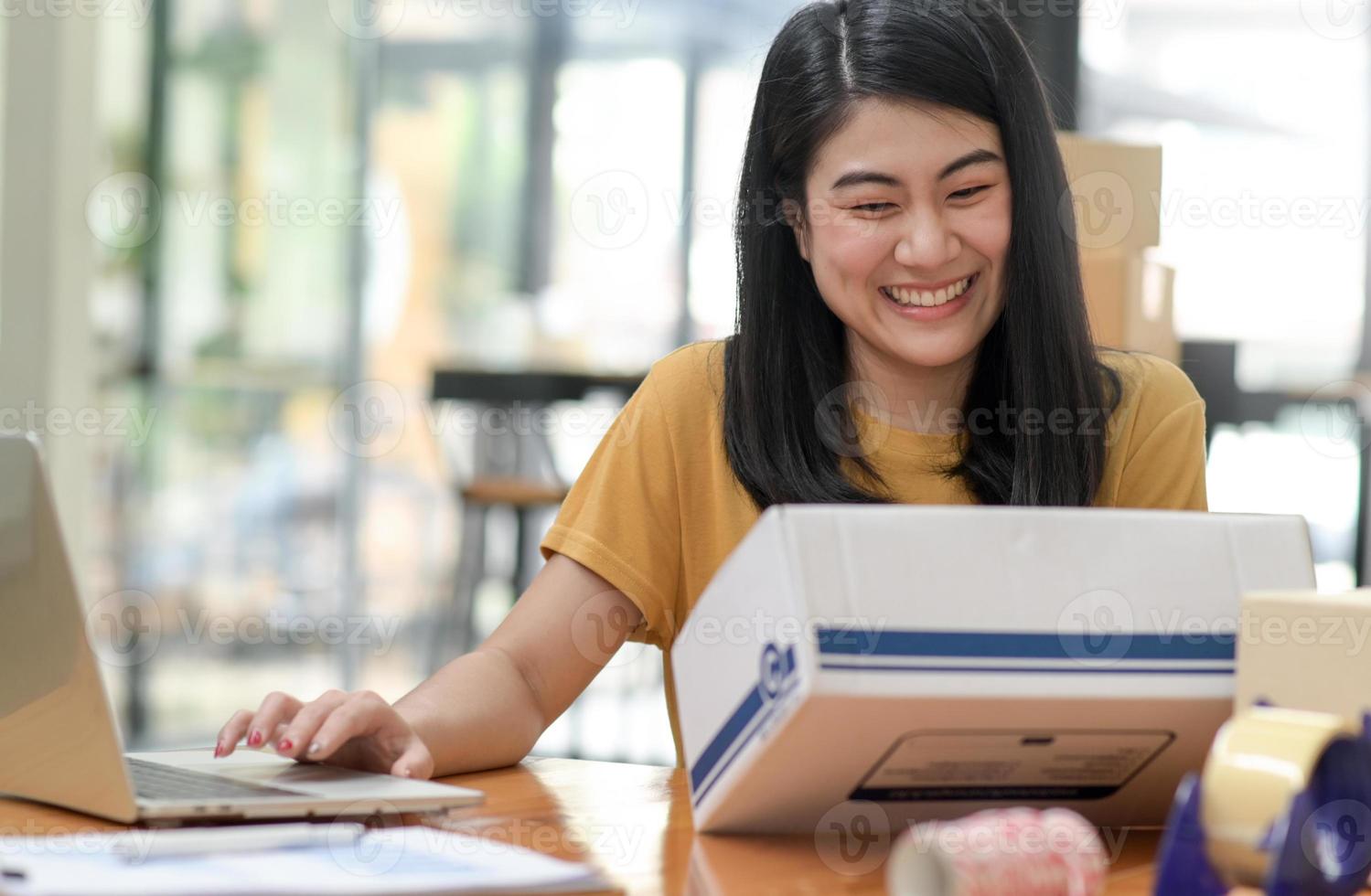 femme vendant des produits d'appel vidéo en ligne avec des clients souriants. photo