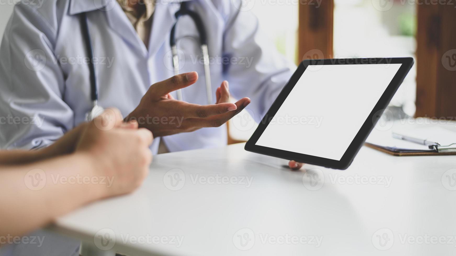 le patient assis main dans la main écoutant les conseils du médecin. photo