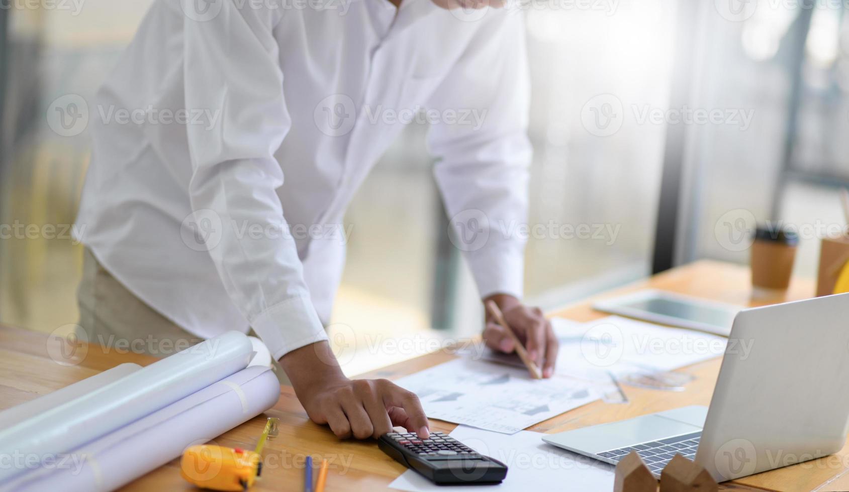 les architectes ont utilisé une calculatrice pour calculer l'échelle du plan de la maison. photo