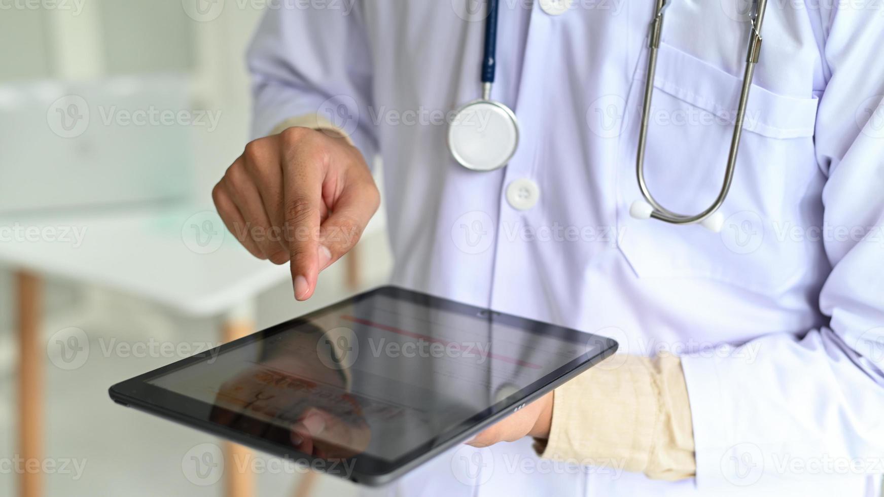 personnel médical en blouse de laboratoire avec stéthoscope. photo