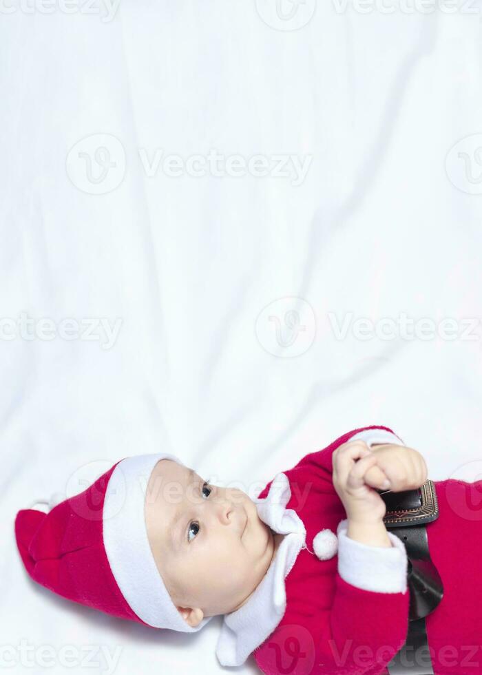 peu Père Noël. 6-9 mois vieux bébé garçon dans Père Noël claus costume. joyeux Noël photo