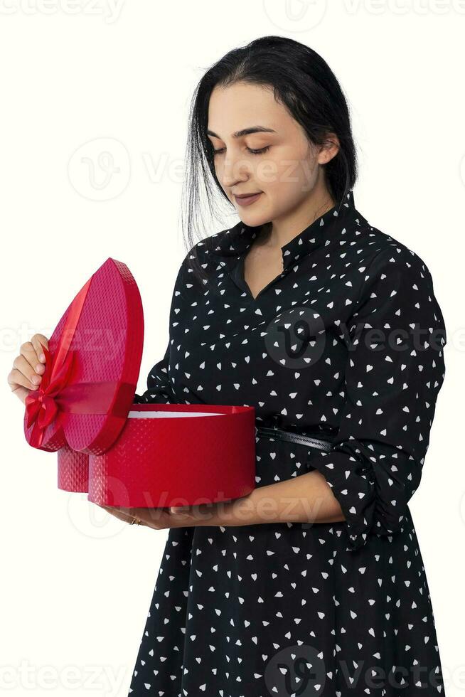 portrait de Jeune moyen-orient femme surpris avec cadeau boîte. femelle déballage romantique présent boîte de sa amoureux photo