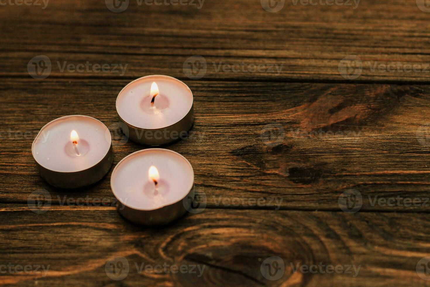 Bougies Multicolores En Paraffine Et Aromatiques Sur Une Table En Bois