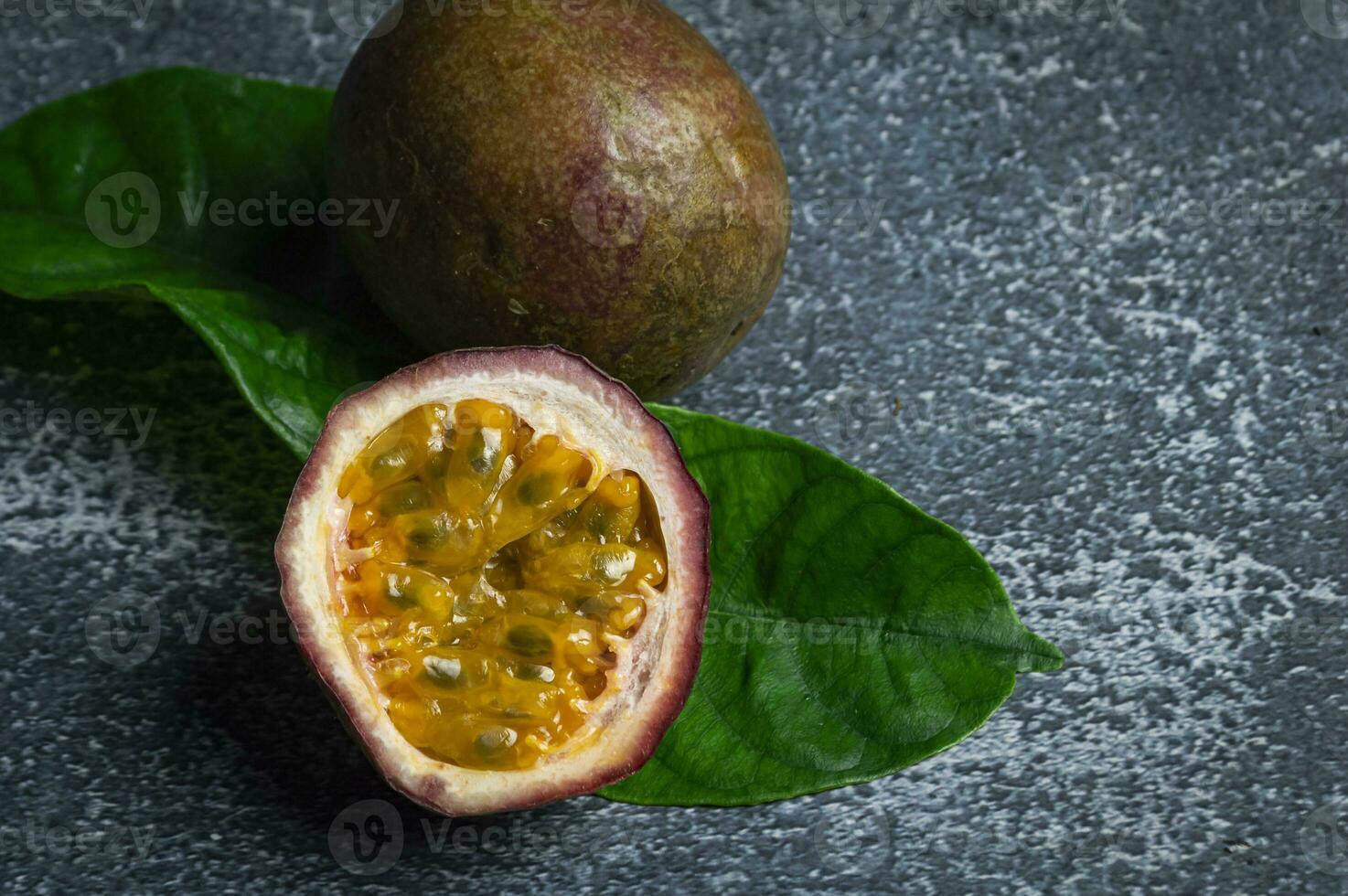 passion fruit sur une foncé Contexte photo