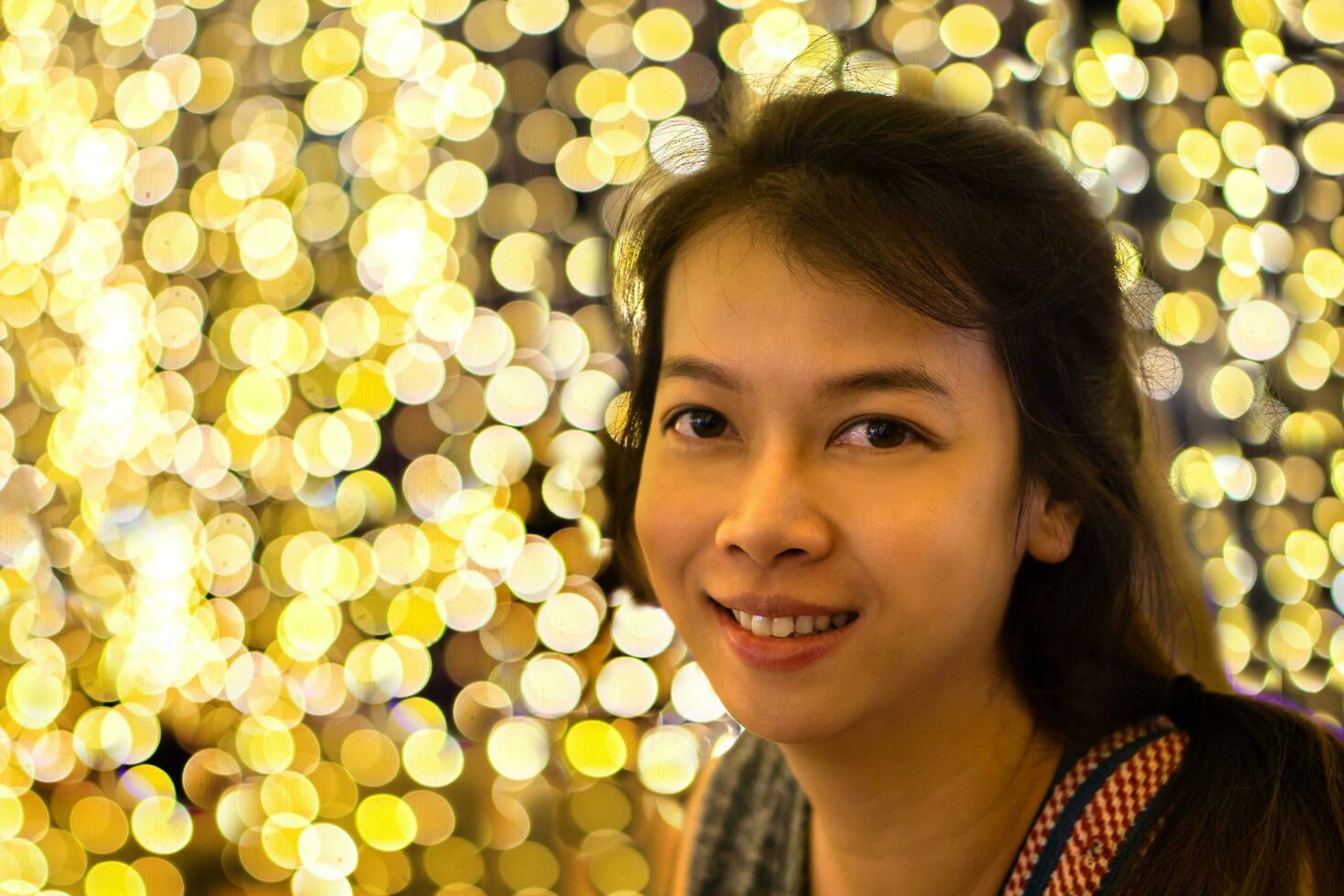 Jeune asiatique femme sur bokeh lumières Contexte photo