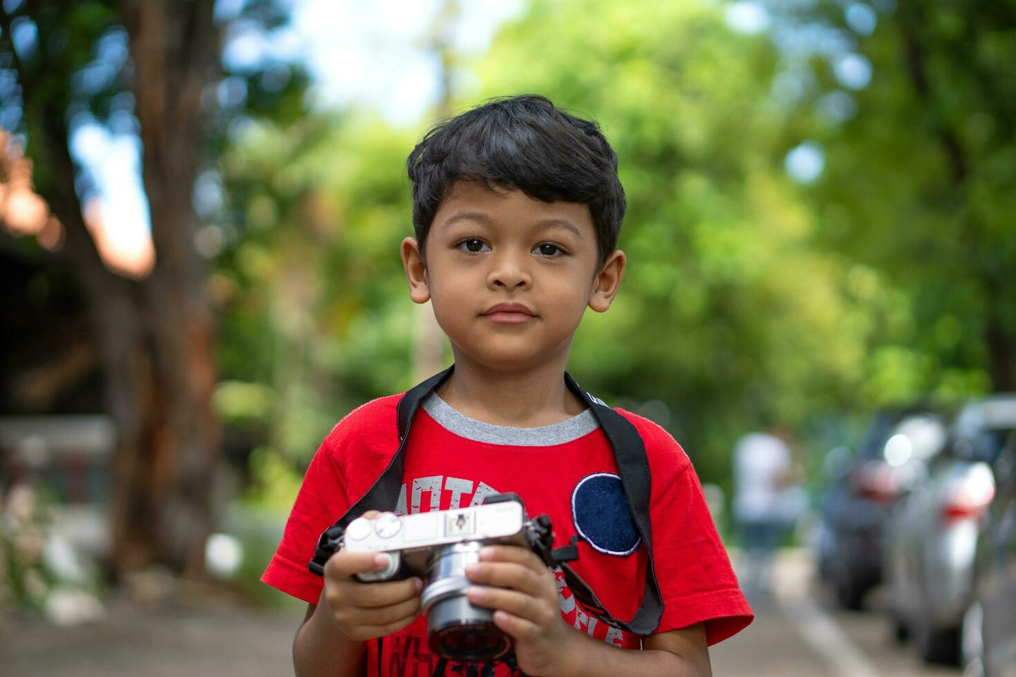 asiatique enfant utilisation numérique caméra prise photo