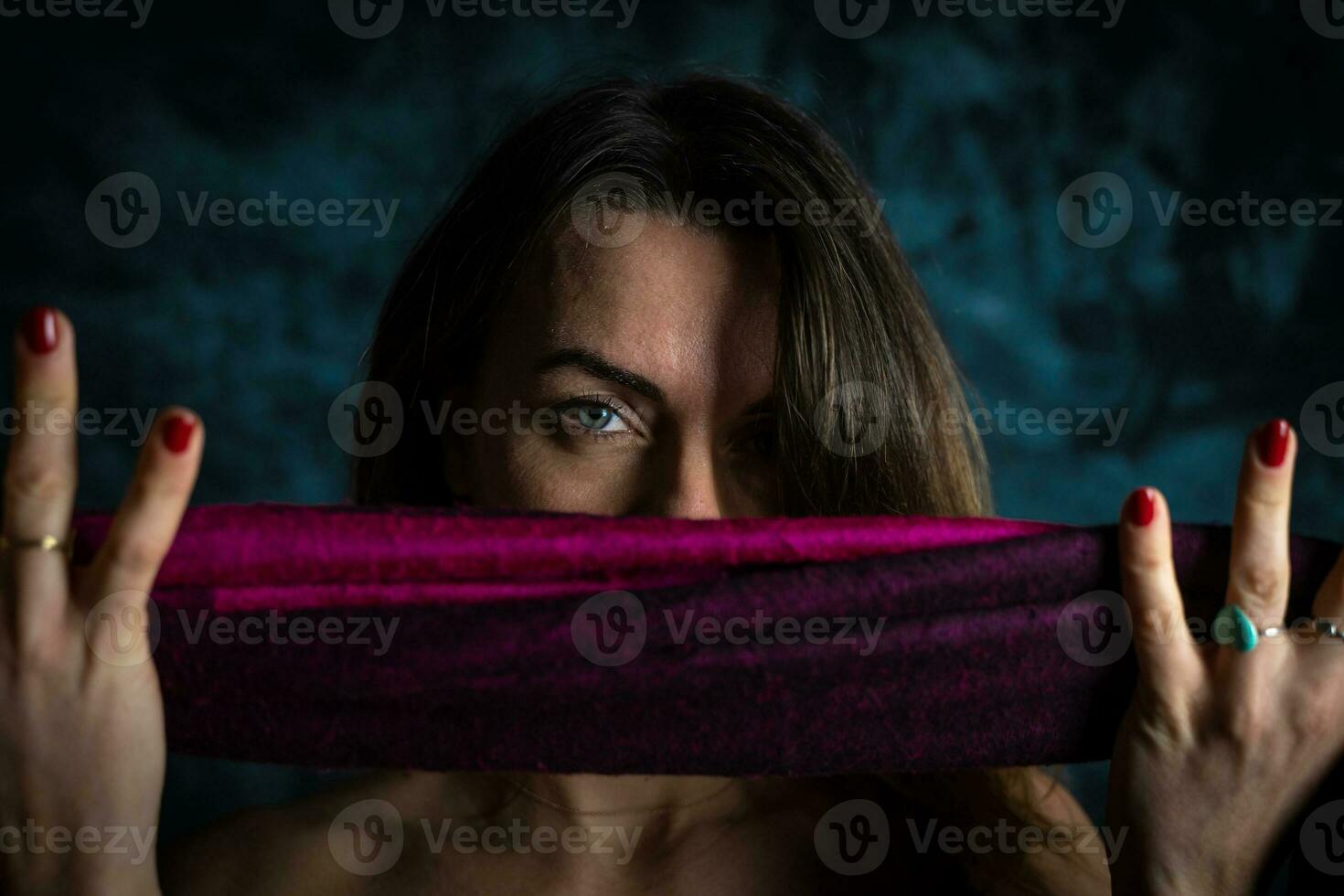 portrait de Jeune magnifique femme est ayant amusement avec une rouge écharpe photo