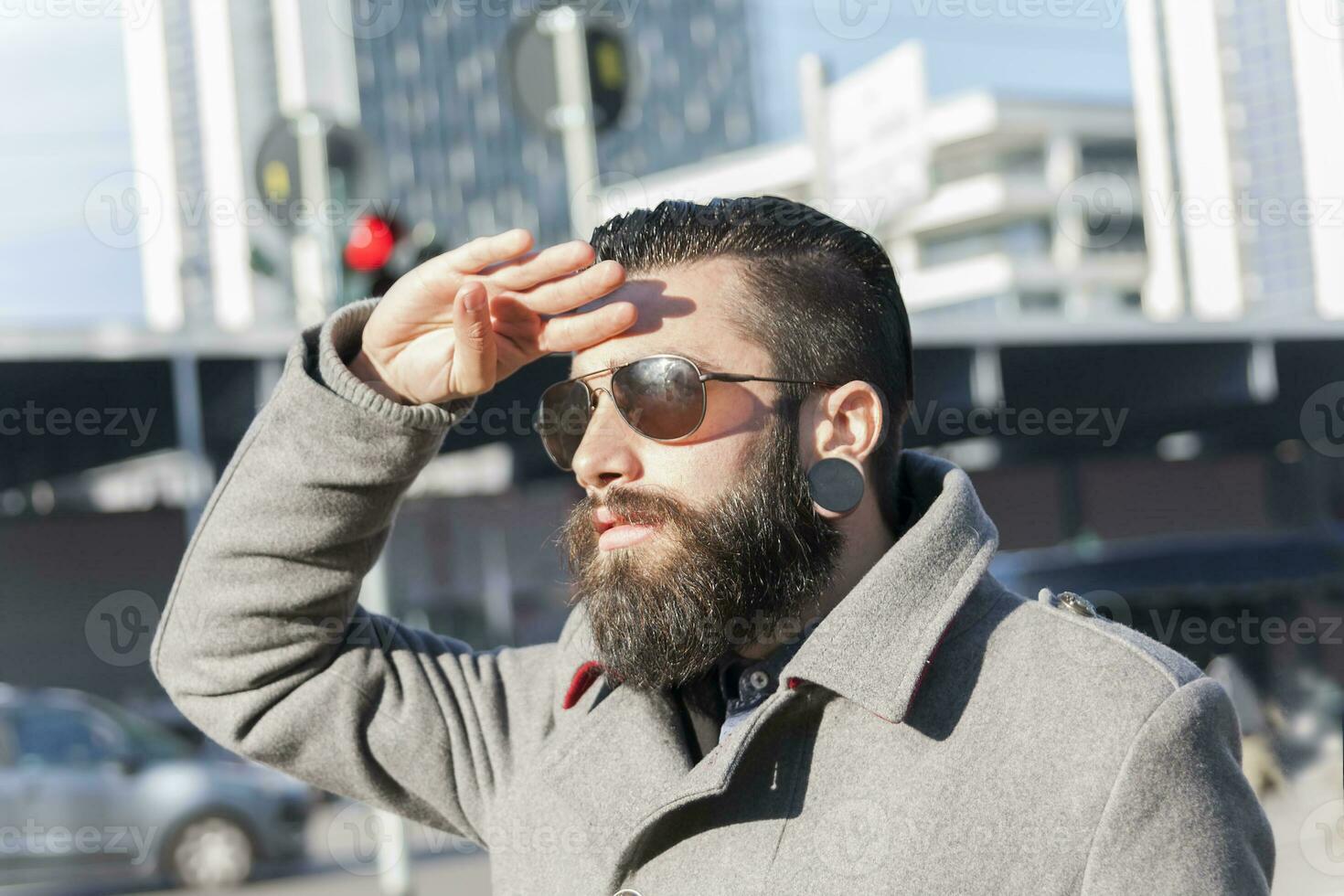 portrait de Jeune branché homme d'affaire dans le cœur de ville photo