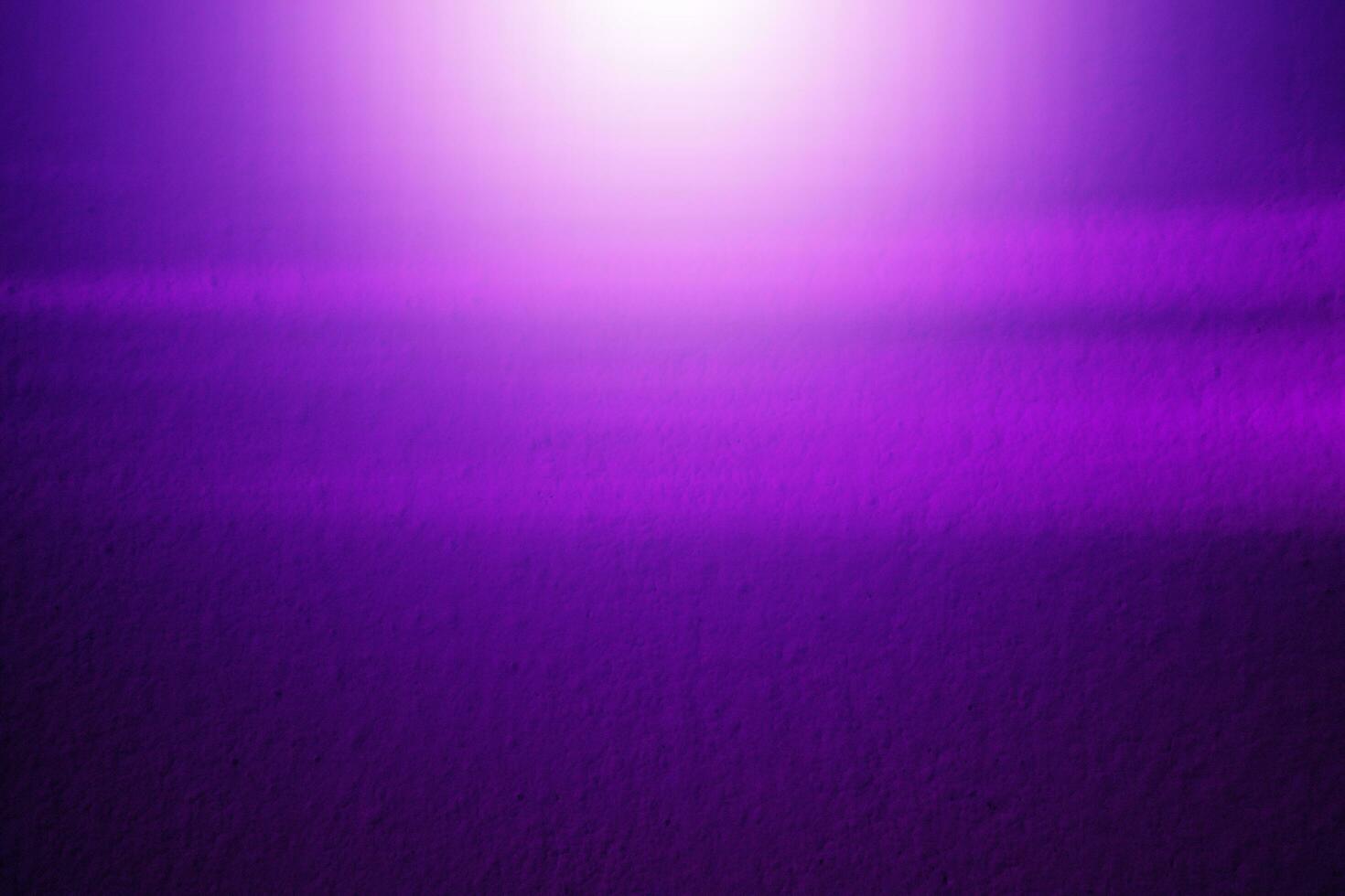 Contexte pente noir et lumière violet recouvrir abstrait Contexte noir, nuit, sombre, soir, avec espace pour texte, pour une Contexte violet texture. photo
