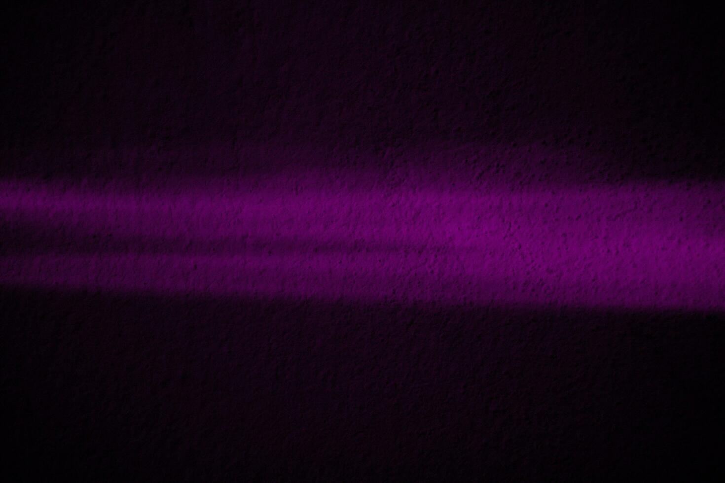 Contexte pente noir et lumière violet recouvrir abstrait Contexte noir, nuit, sombre, soir, avec espace pour texte, pour une Contexte violet texture. photo