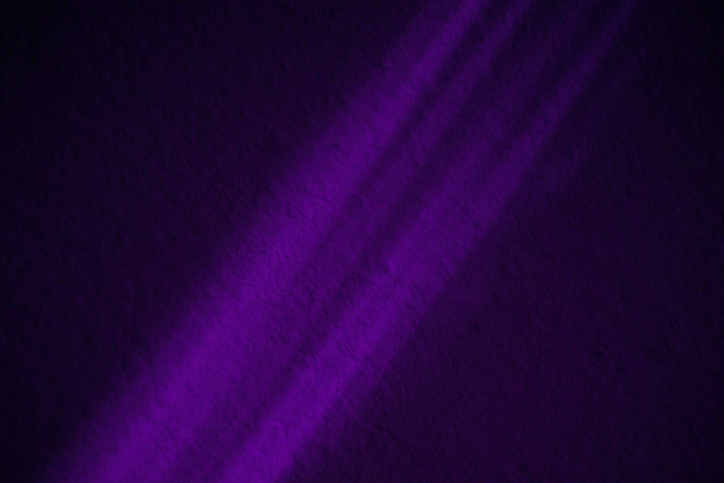 Contexte pente noir et lumière violet recouvrir abstrait Contexte noir, nuit, sombre, soir, avec espace pour texte, pour une Contexte violet texture. photo