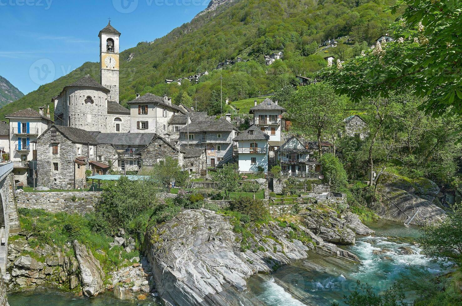 traditionnel village de laverezzo dans valle Verzasca, Tessin canton, suisse photo