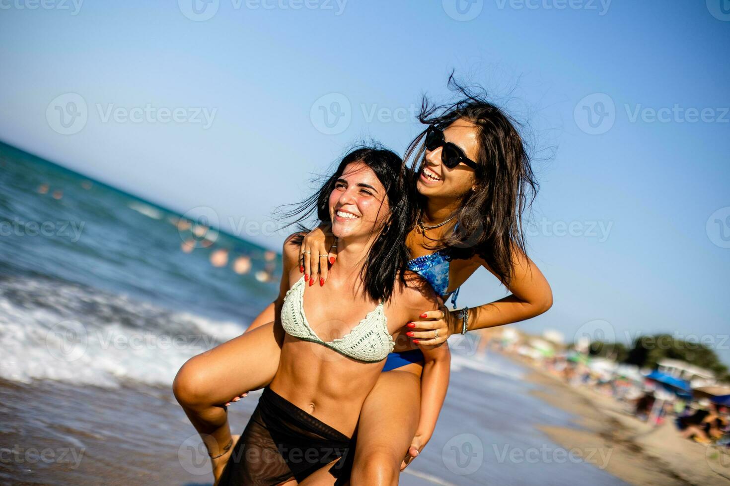 deux jolie Jeune femme ayant amusement sur le bord de mer photo